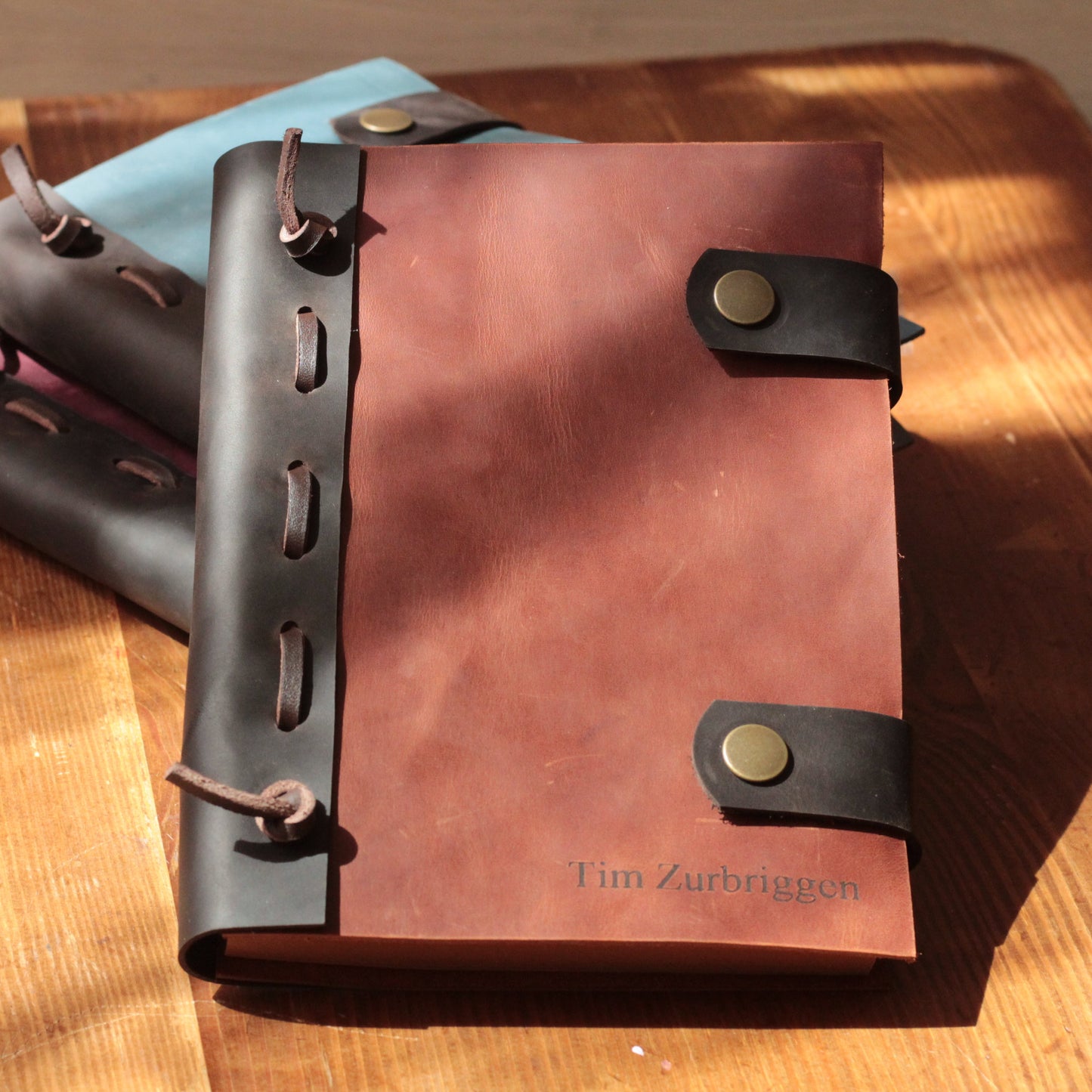 Spersonalizowany skórzany notes dla firmy z wygrawerowanym logo na okładce.

