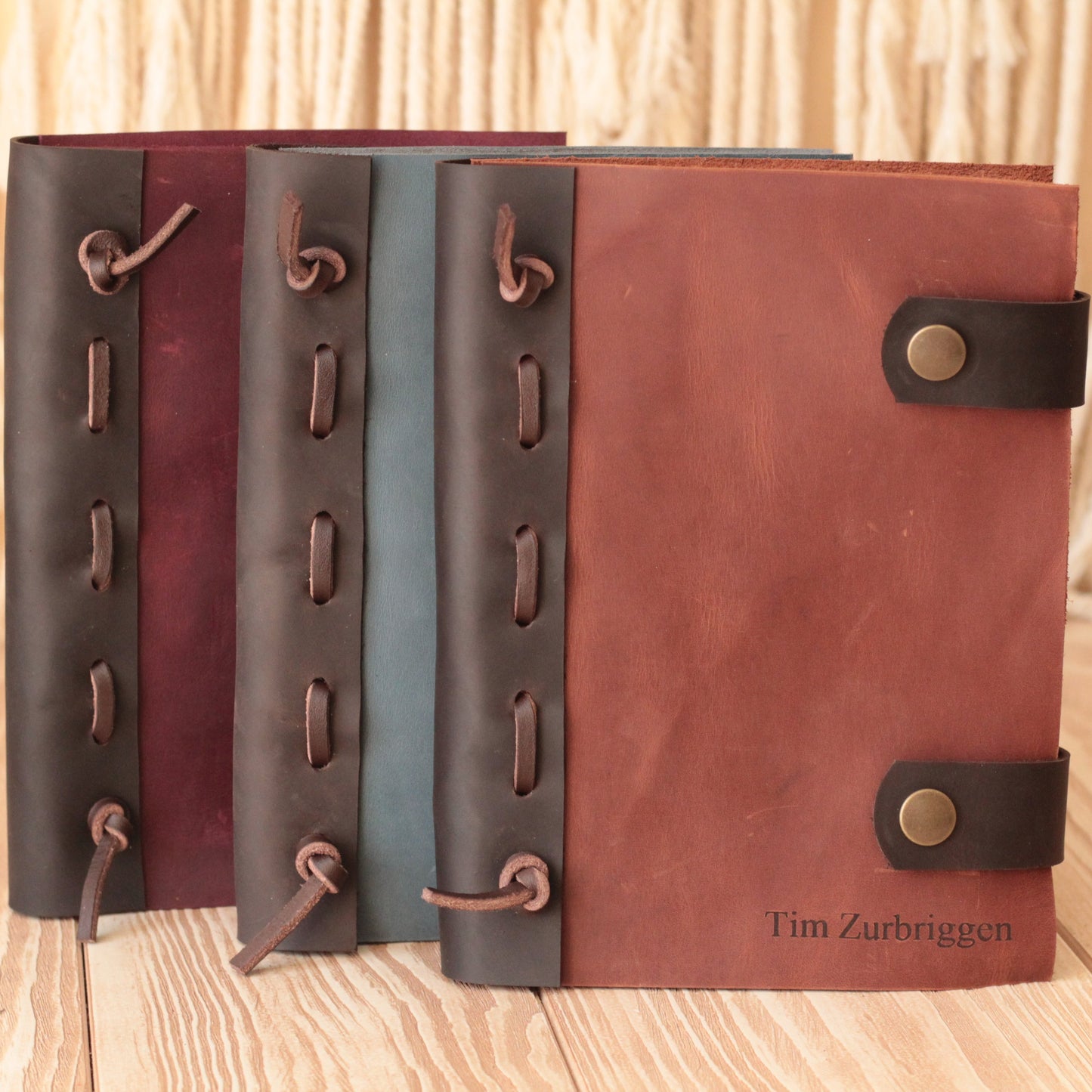 Elegancki, brązowy skórzany dziennik z personalizowanym grawerem imienia na okładce.

