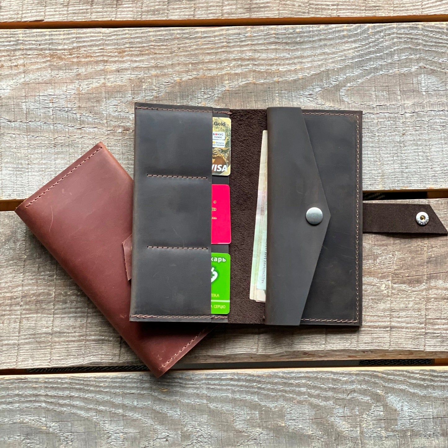 Portfel z 3 kartami płatniczymi w poszczególnych slotach.

