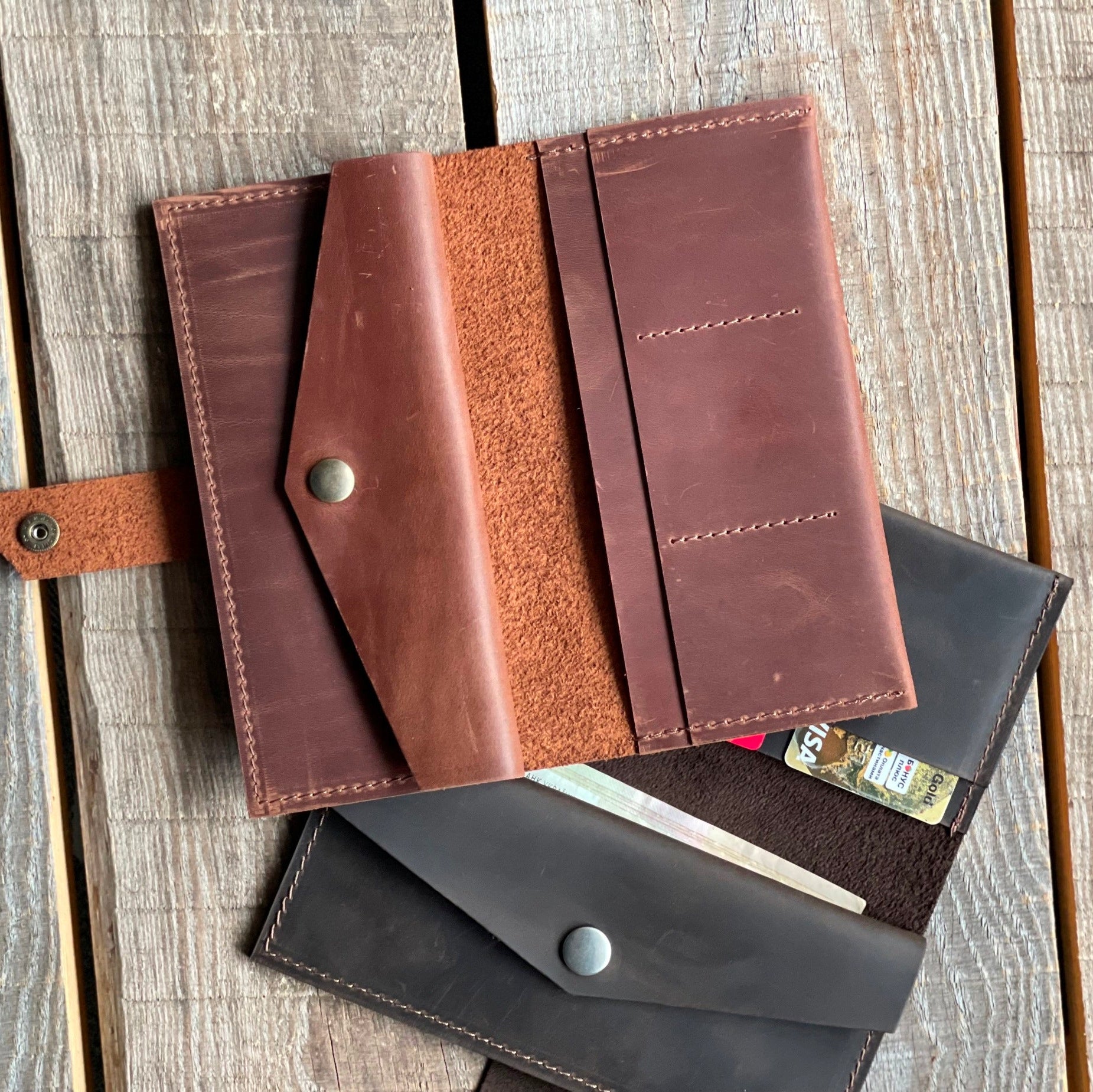 Różne kolory skórzanych portfeli damskich: burgund, czarny, beżowy.

