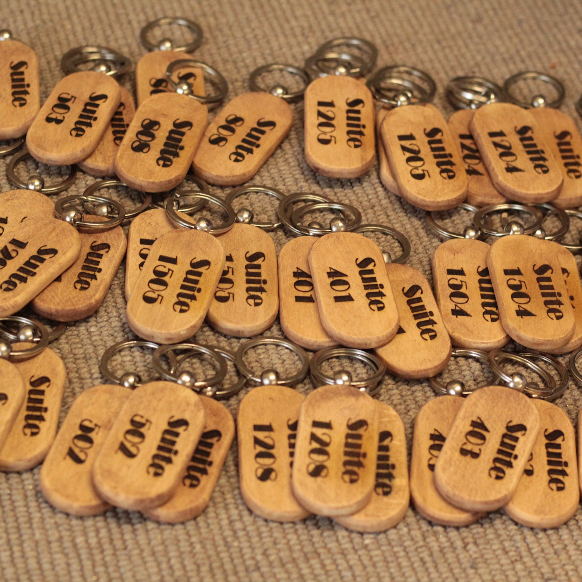 Zestaw ślubnych breloków drewnianych dla druhen z różnymi personalizacjami

