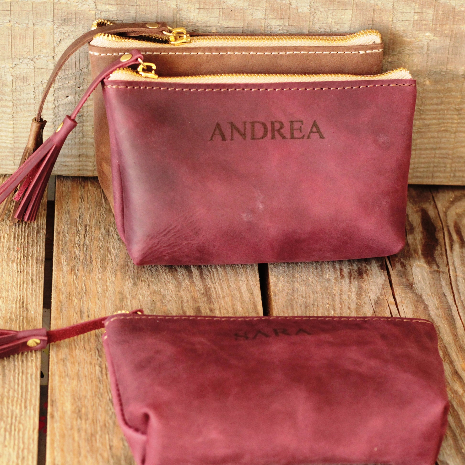 Kosmetyczka w rozmiarze Małym, stojąca pionowo z widocznymi w środku produktami.

