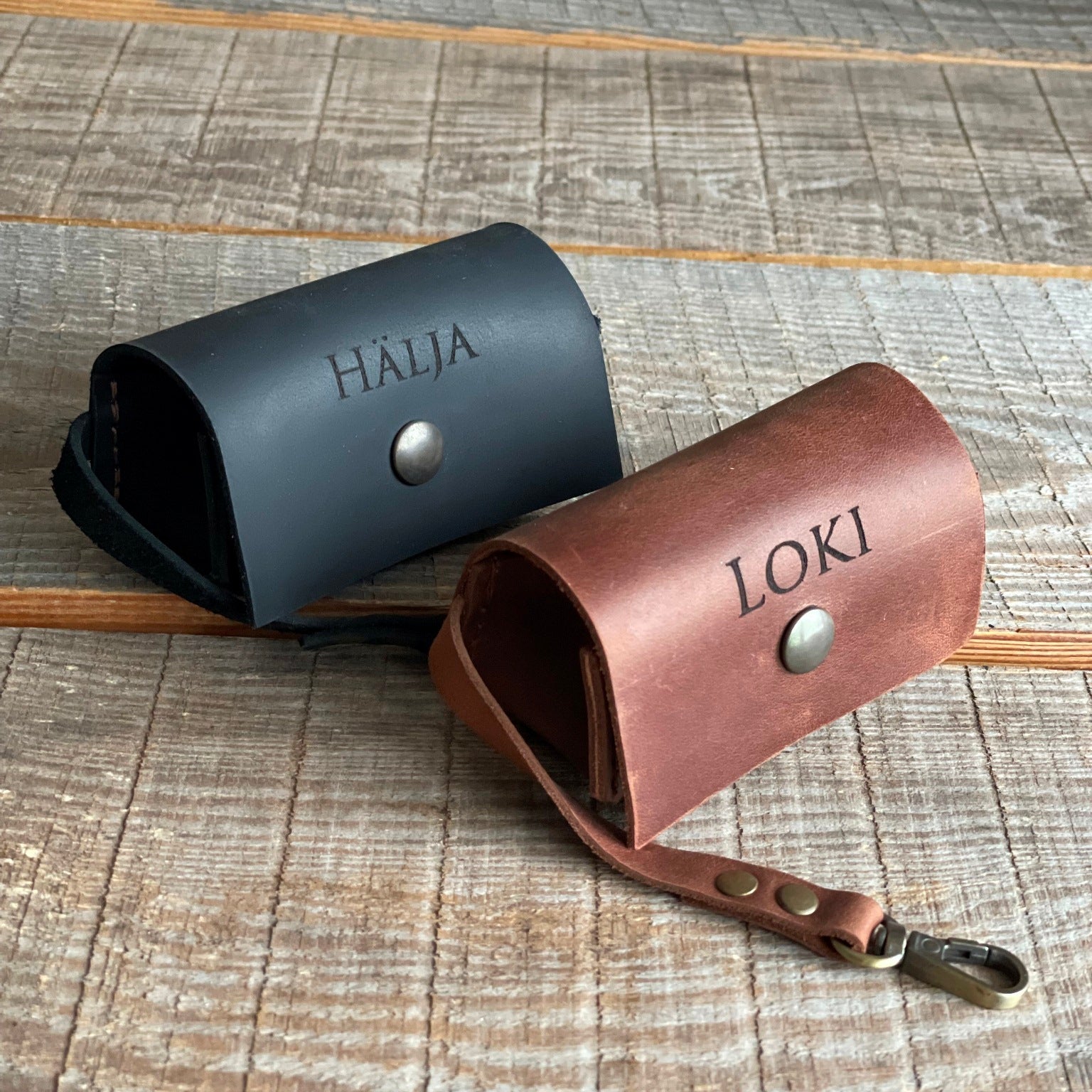 Personalizowany skórzany dispenser na torebki z wygrawerowanym imieniem psa "Bella".

