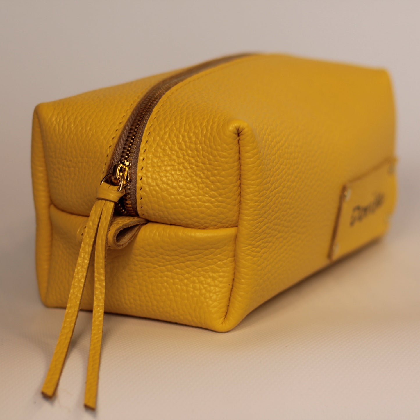 Organizer do łazienki – kosmetyczka stojąca obok szczotki i flakonów.


