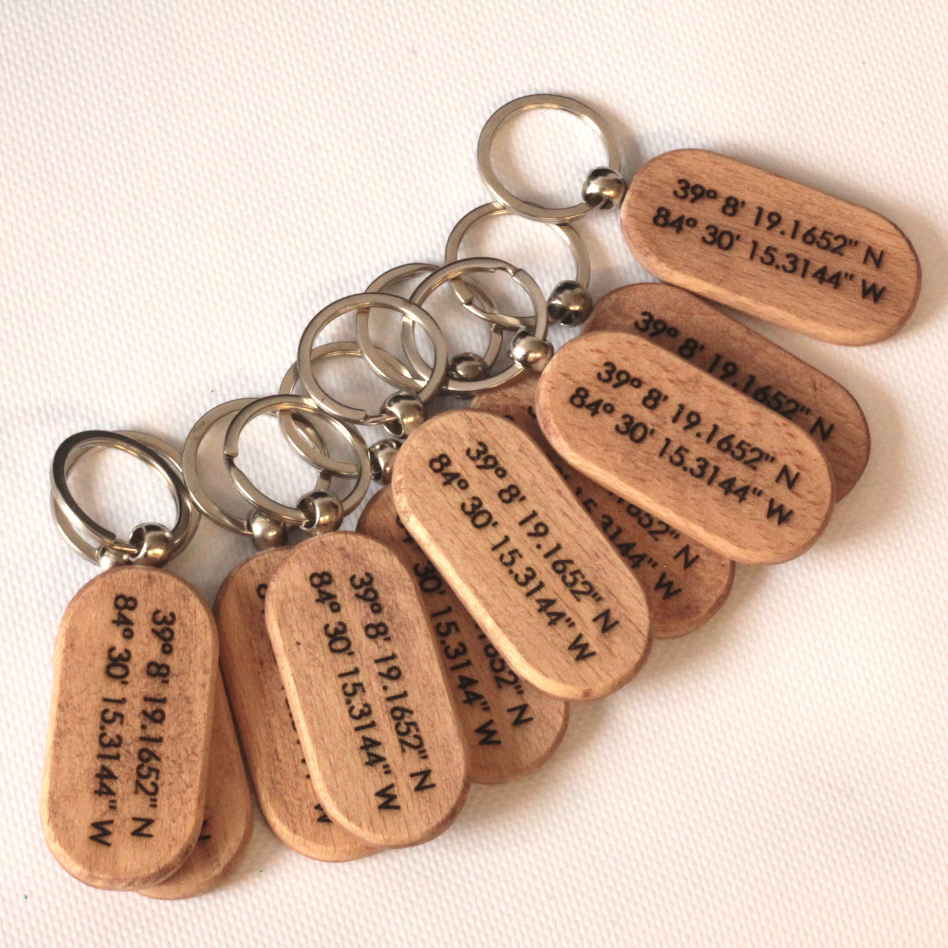 Naturalny brelok z drewna dębowego z grawerem laserowym daty ślubu