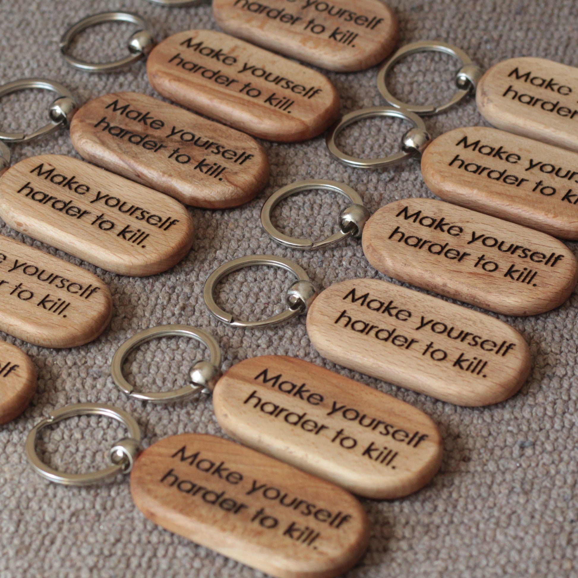 Brelok drewniany w dłoni, demonstrujący lekkość i naturalną fakturę materiału

