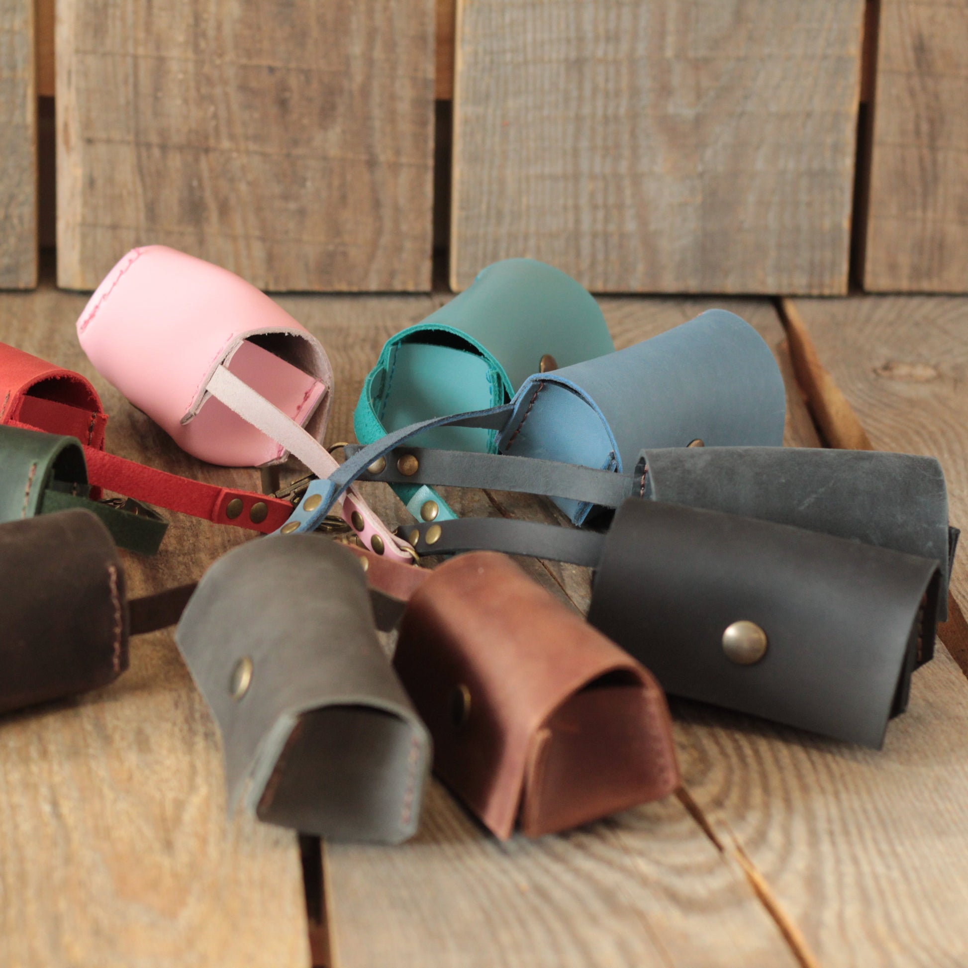  wysokiej jakości zawieszka i szczelina do wysuwania torebek w dispenserze.