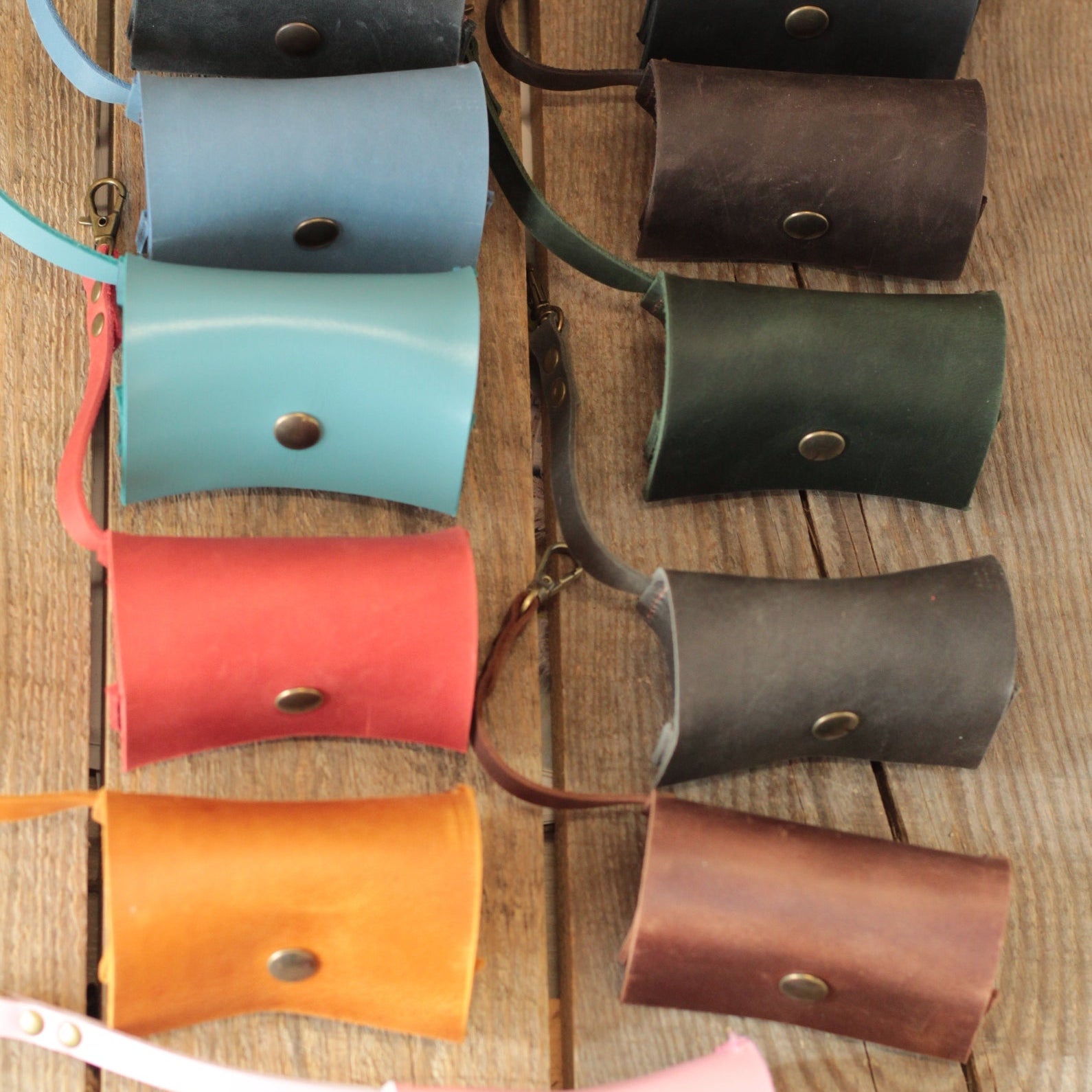 Różne kolory personalizowanych dispenserów: czarny, brązowy, zielony.

