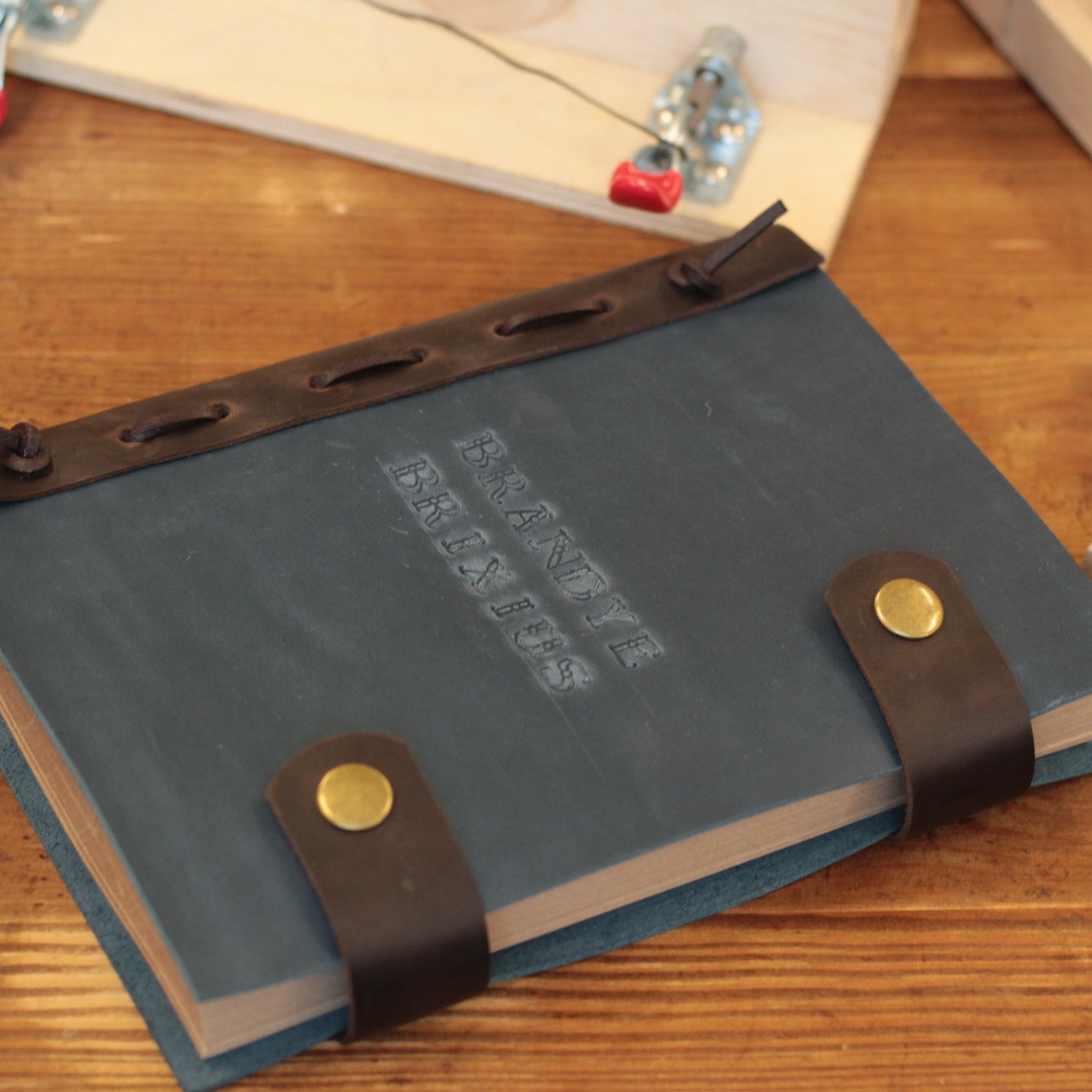 Zbliżenie na czysty, pozbawiony linii papier kraft, podkreślający jego naturalny kolor.

