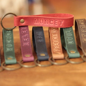 Unikatowy, ręcznie stemplowany brelok skórzany