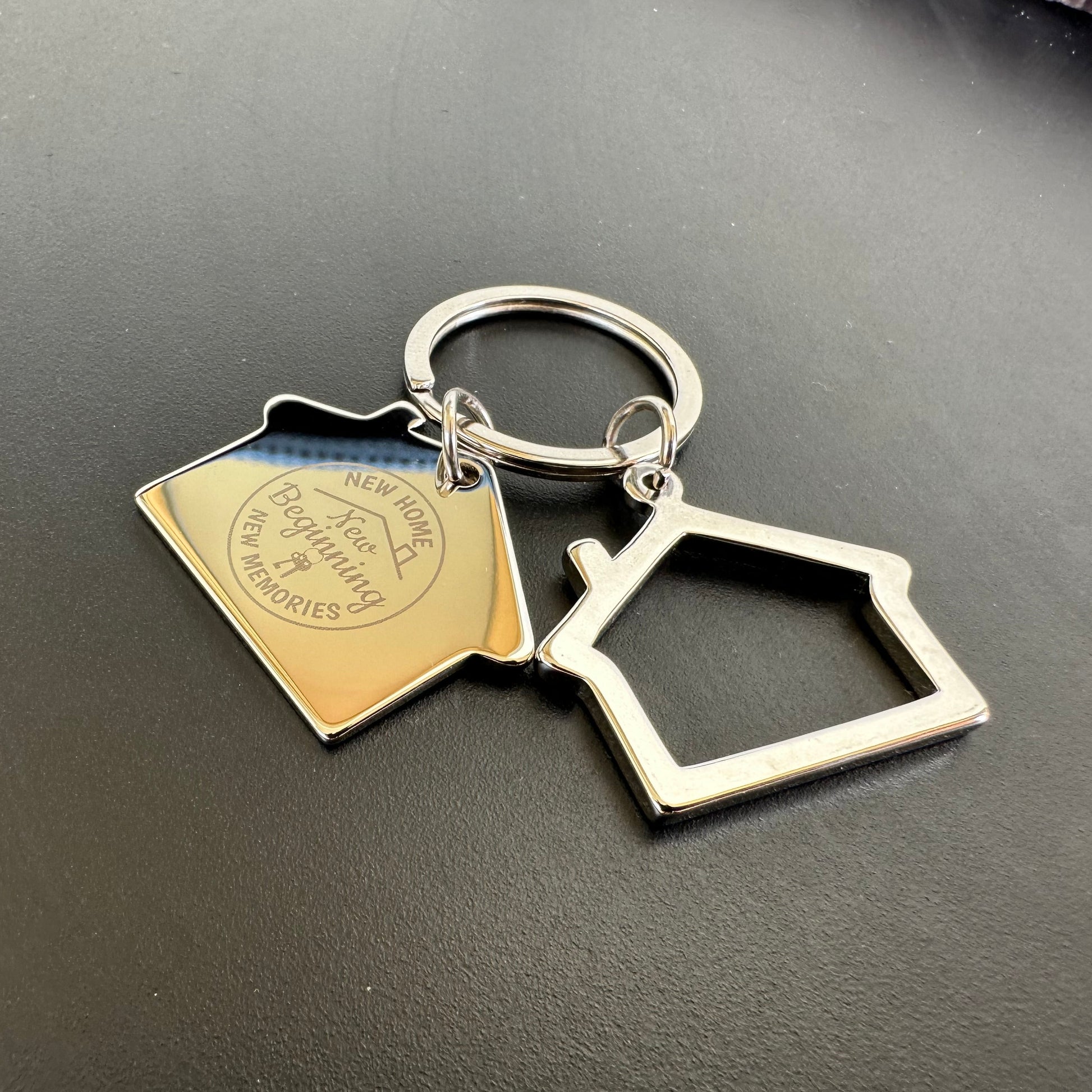 Solidny metalowy brelok z grawerem daty rocznicy ślubu