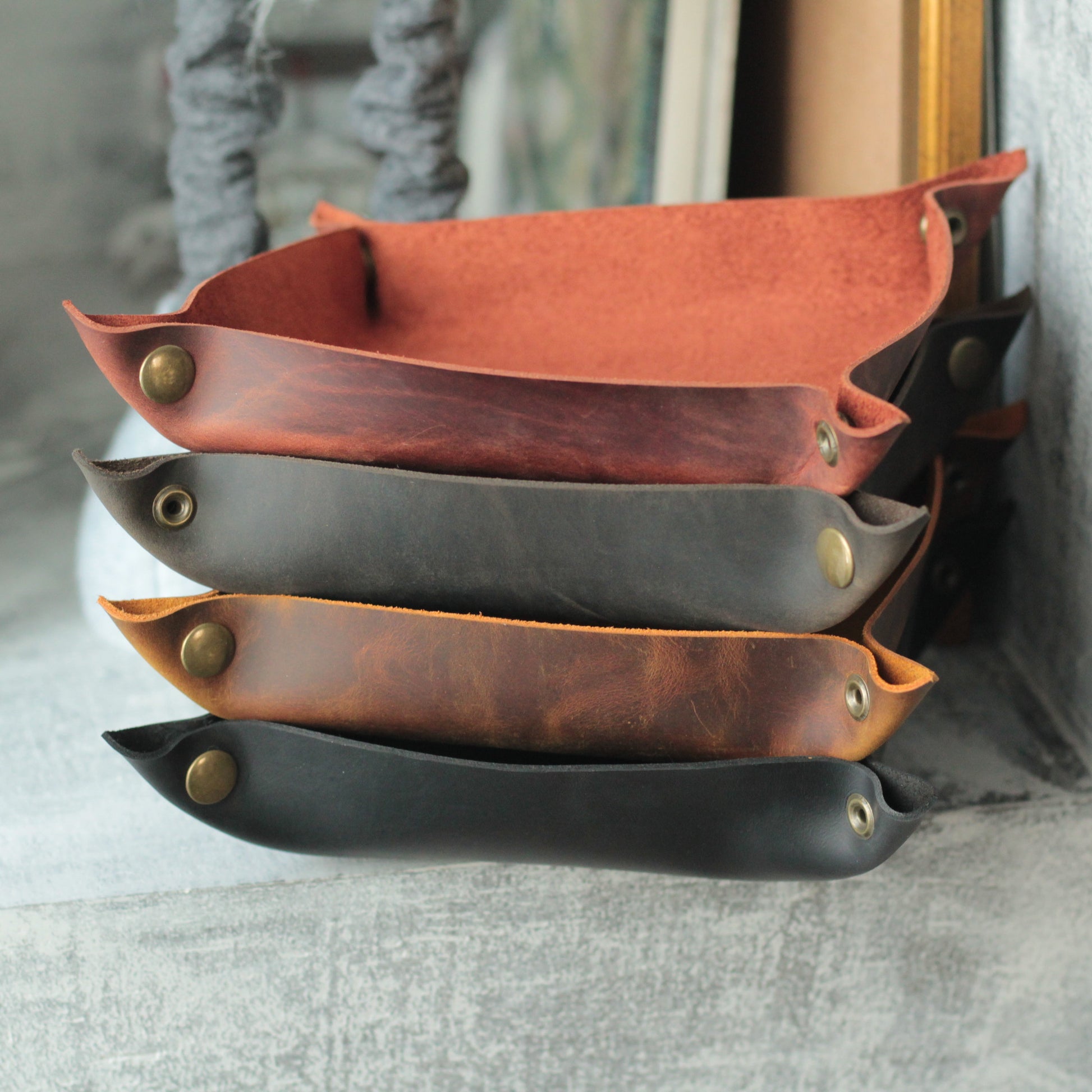 Stylowy i osobisty: Elegancka, skórzana podkładka-organizer z personalizowanym nadrukiem (inicjały, data) na klucze, biżuterię i drobiazgi do biurka.