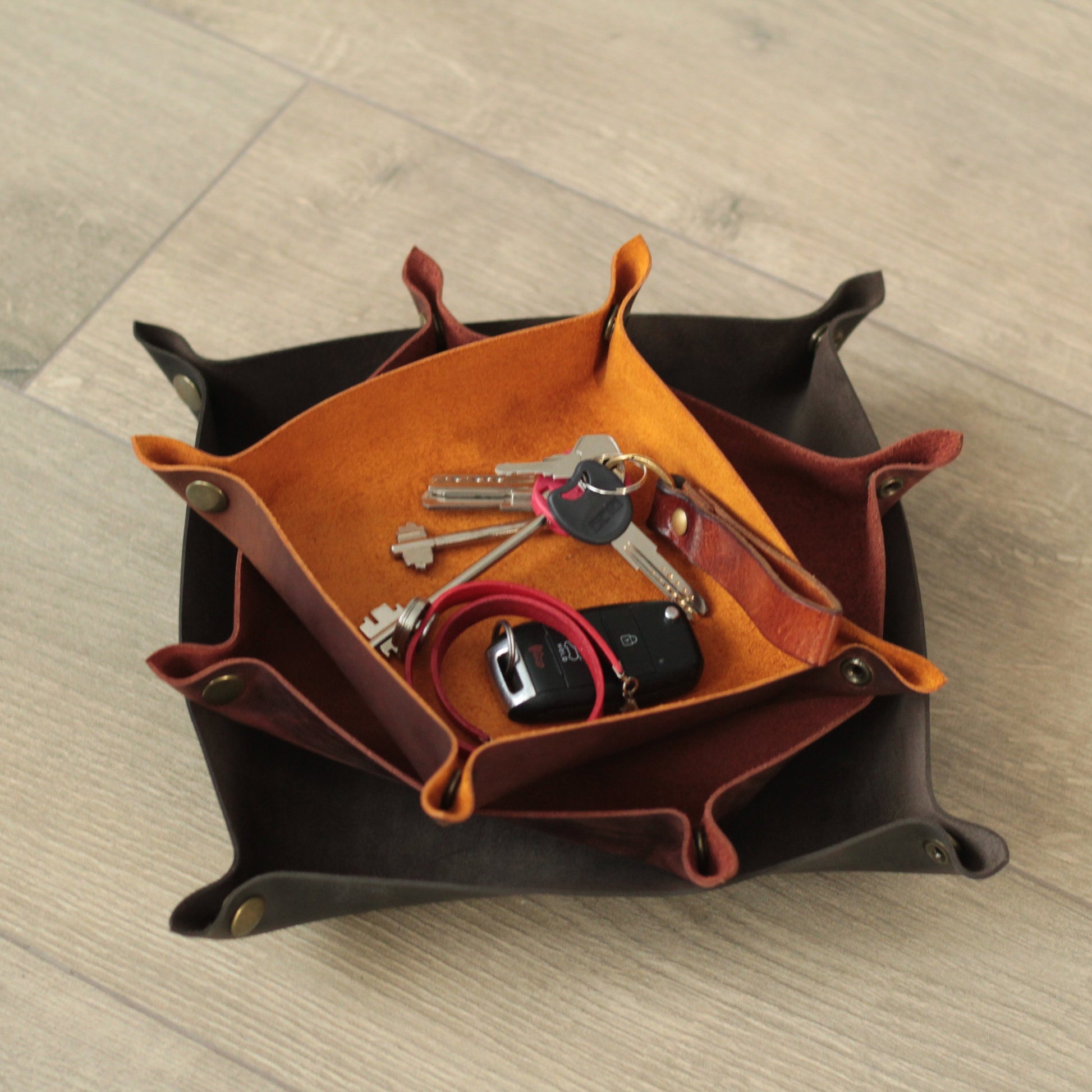 Zorganizuj swoje drobiazgu w stylu! Personalizowana, skórzana podkładka na biurko lub komodę