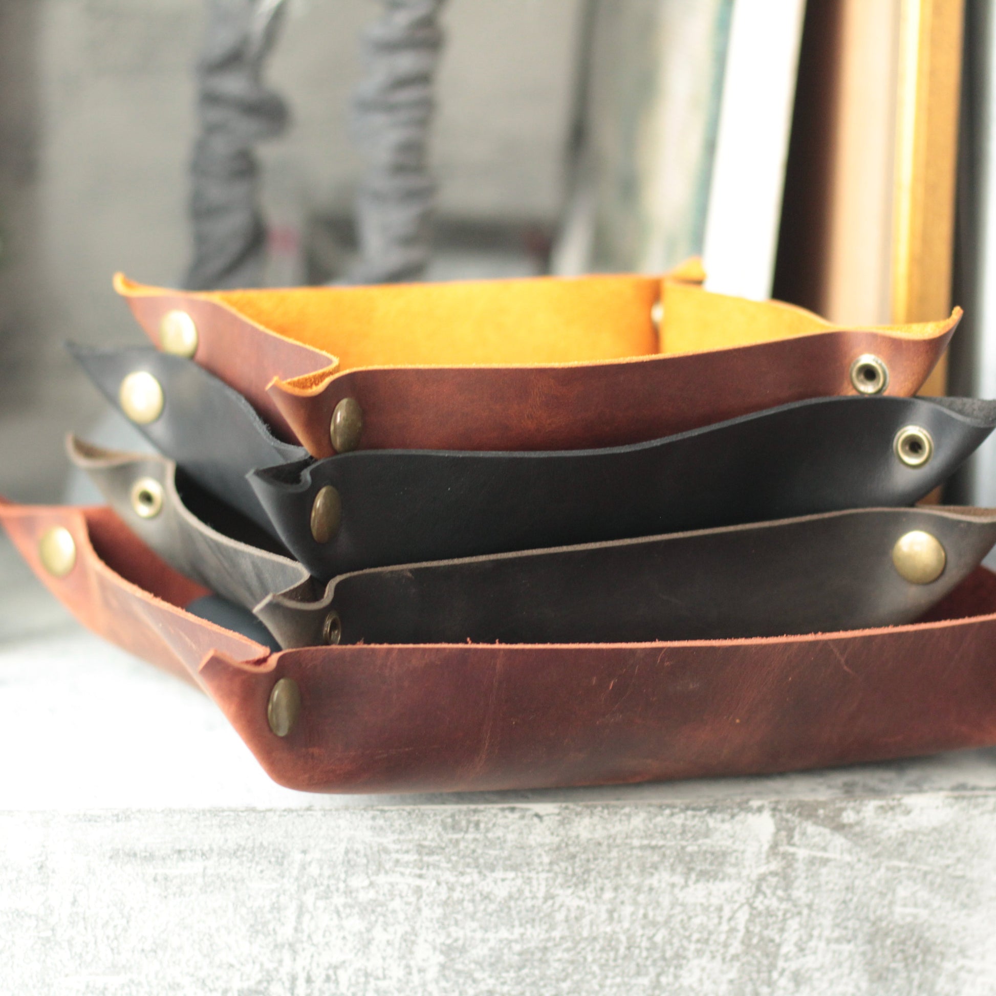 Pod kątem wyszukiwania: Skórzana podkładka-organizer na biurko do przechowywania drobiazgów. Ekoskóra, personalizacja. Na klucze, monety, słuchawki.

