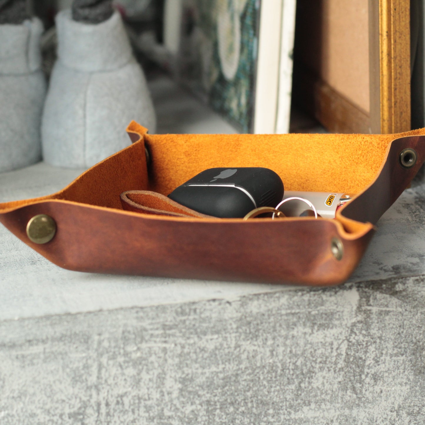  Elegancki organizer z skóry z możliwością grawerowania inicjałów — idealny, spersonalizowany prezent.