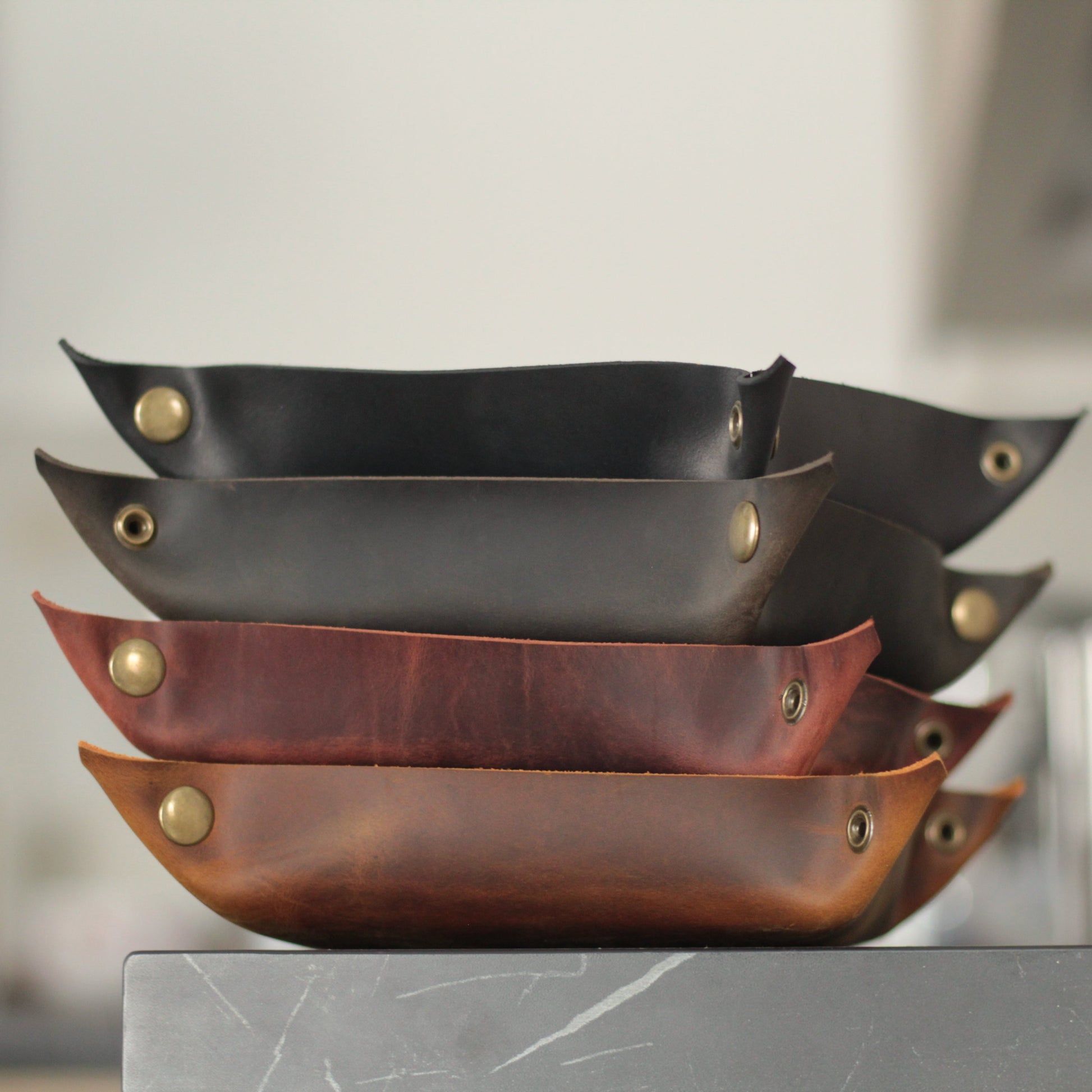 Porządek w drobiazgach: skórzana podkładka z przegródkami na klucze, zegarek i biżuterię do biurka lub garderoby.