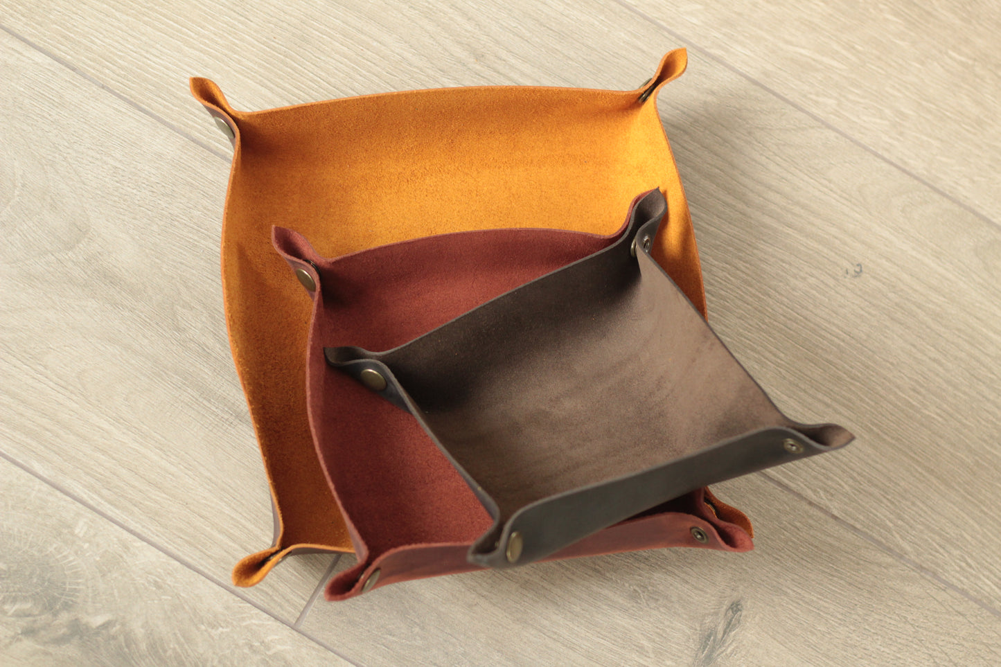 Skórzana podstawka organizer z personalizacją – elegancki porządek