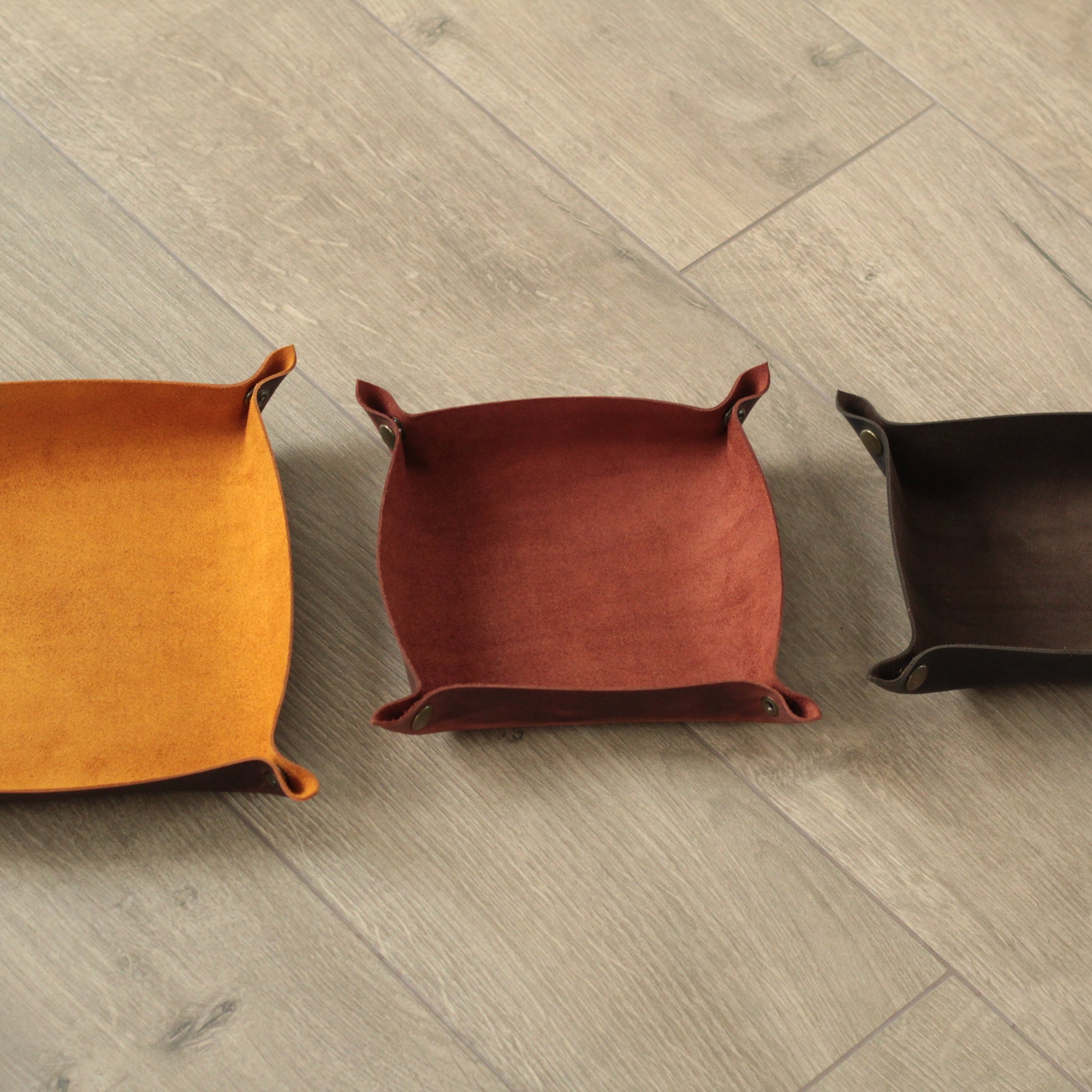 Wysokiej jakości skórzana podkładka, która łączy funkcjonalność z dekoracyjnym, spersonalizowanym nadrukiem.