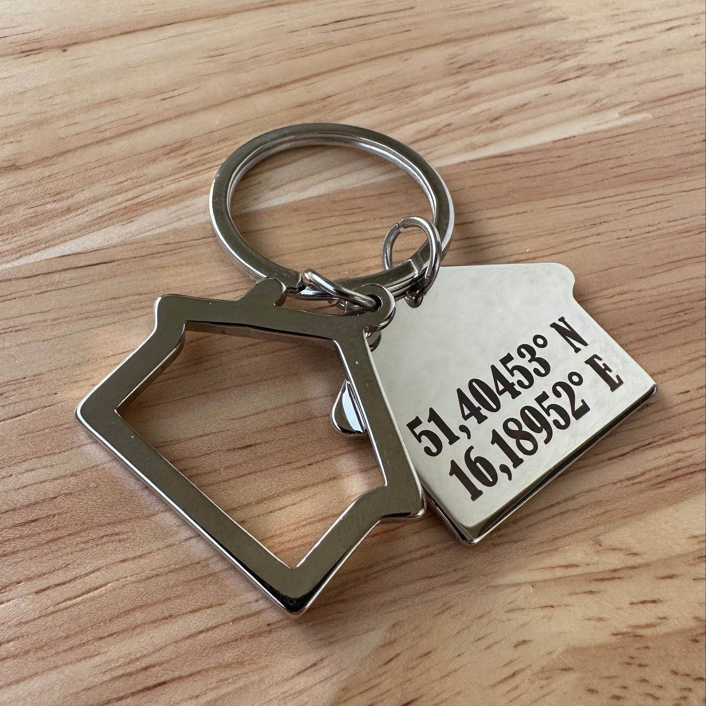 Brelok w dłoni, demonstrujący idealny rozmiar i wagę do codziennego noszenia

