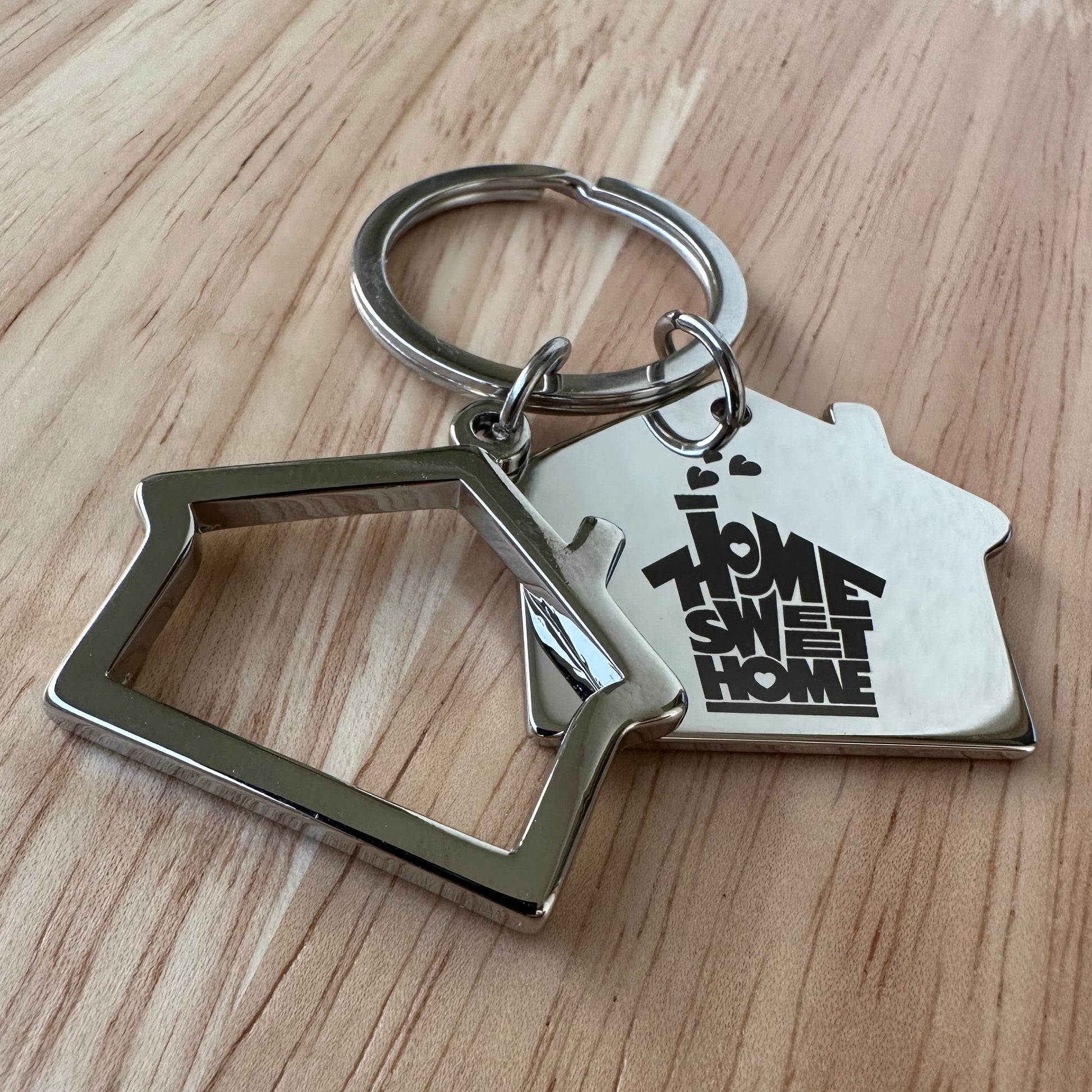 Brelok przypięty do pęku kluczy domowych i samochodowych