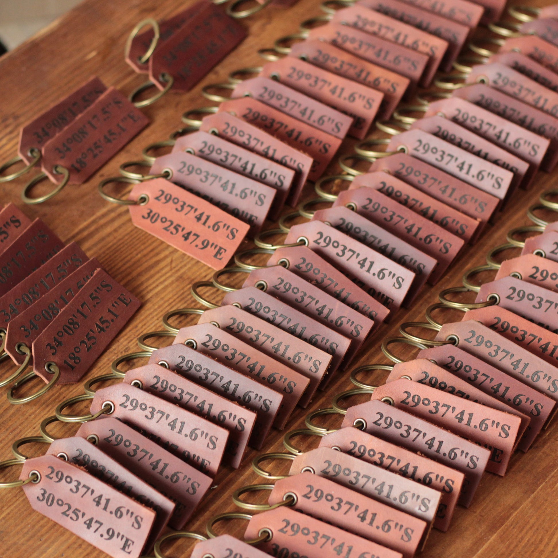 Zbliżenie na wysokiej jakości szwy i wykończenie skórzanej etykiety.

