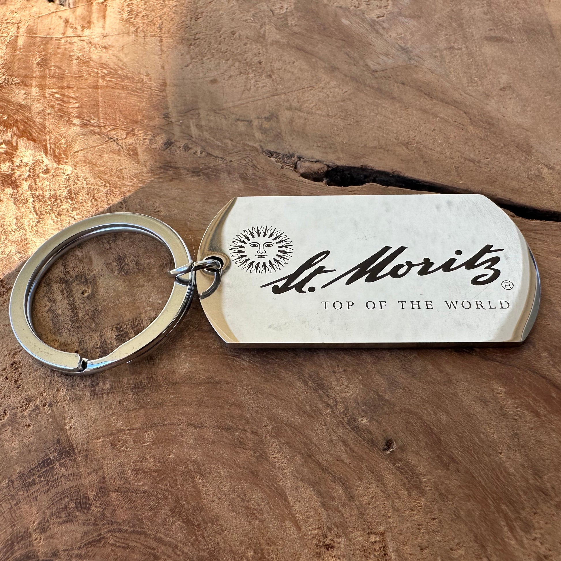 Ręka trzymająca brelok - pokaz proporcji i materiału.

