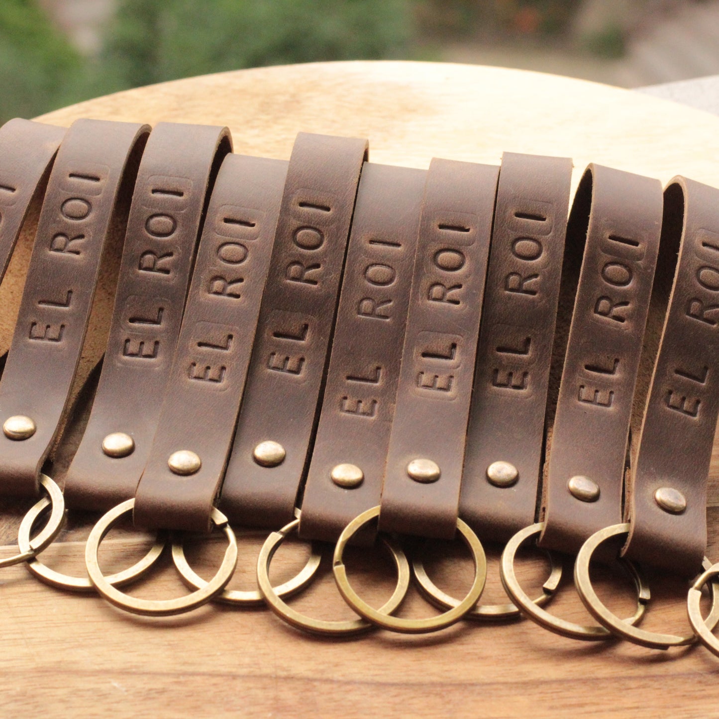 Brelok stemplowany przyczepiony do kluczyków samochodowych.

