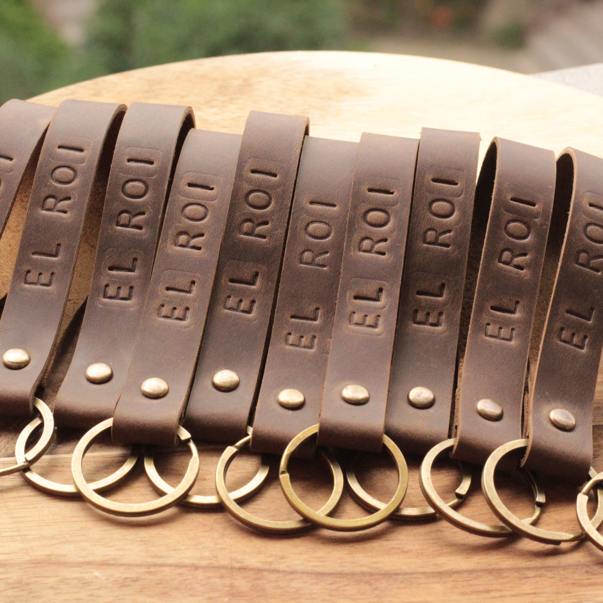 Brelok stemplowany przyczepiony do kluczyków samochodowych.

