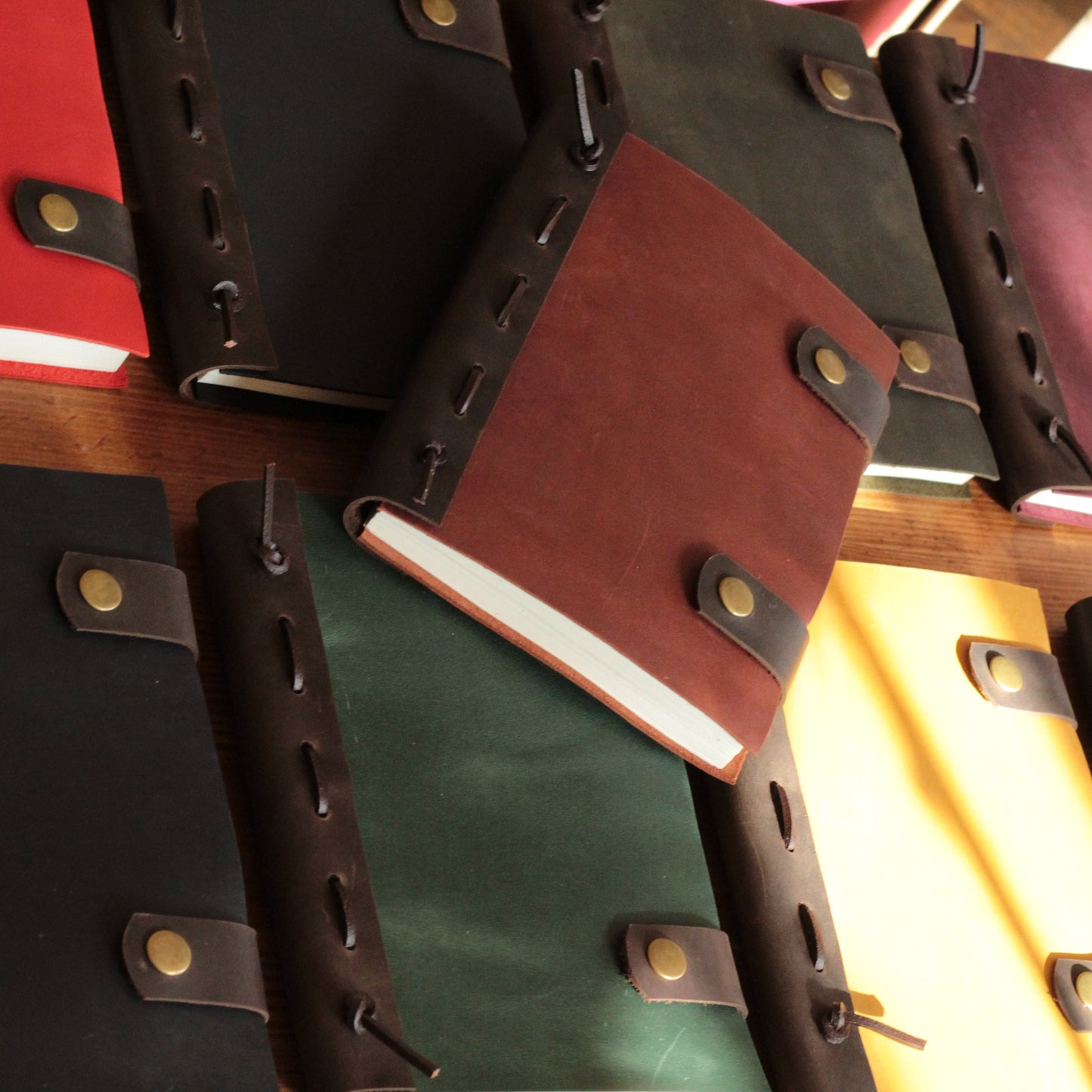 Dzieło procesu personalizacji – obrazek pokazujący maszynę laserową grawerującą okładkę.

