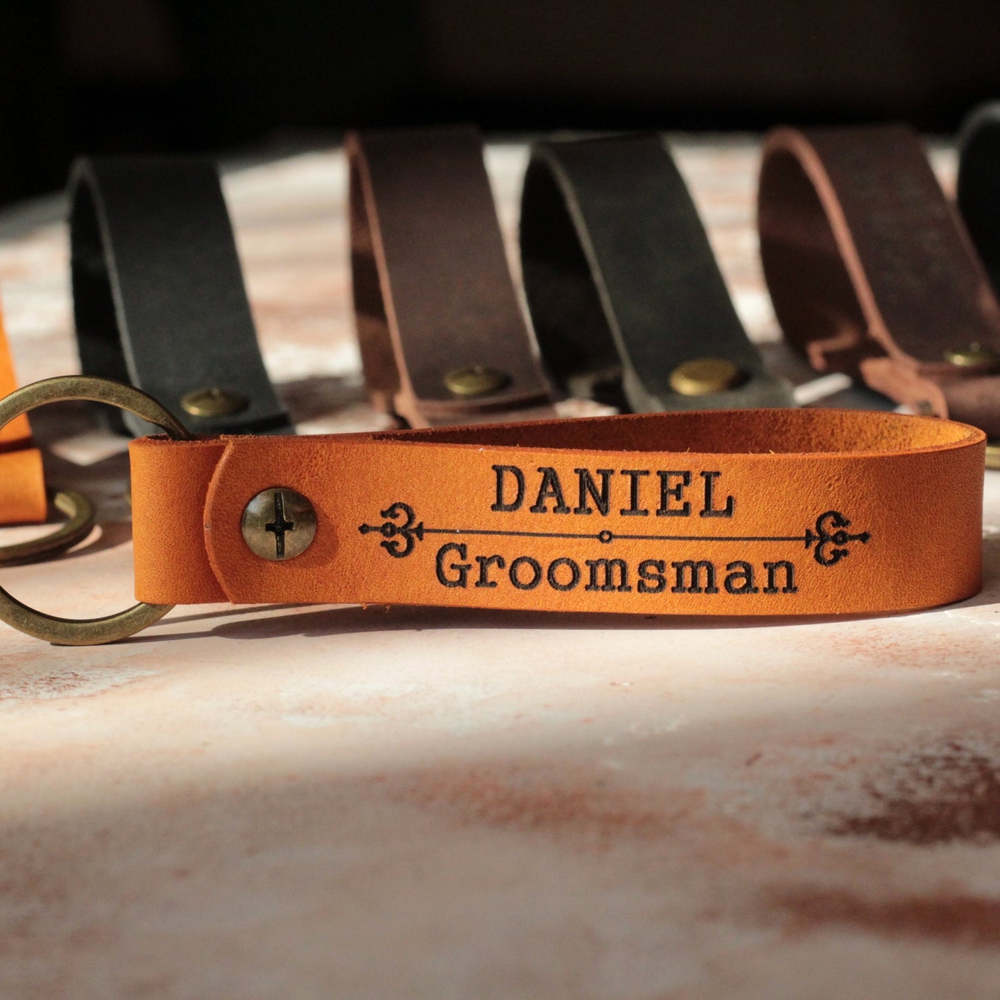 Brelok skórzany z wypalonymi inicjałami "JK" i datą