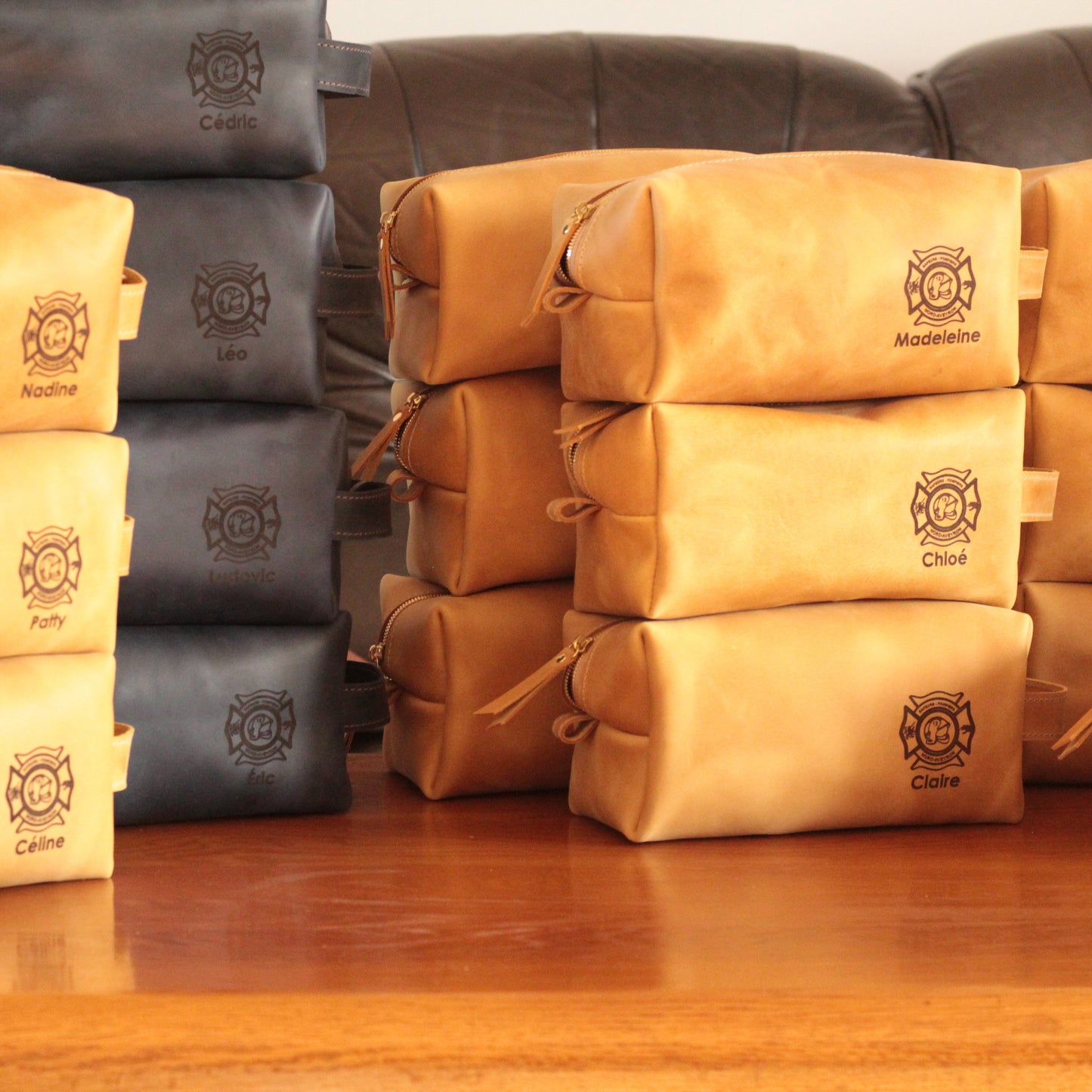 Elegancka skórzana kosmetyczka z osobistym monogramem na przodzie