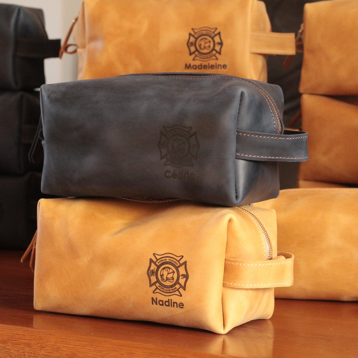 Personalizowana kosmetyczka podróżna ze skóry naturalnej z wygrawerowanym monogramem – unikalny prezent