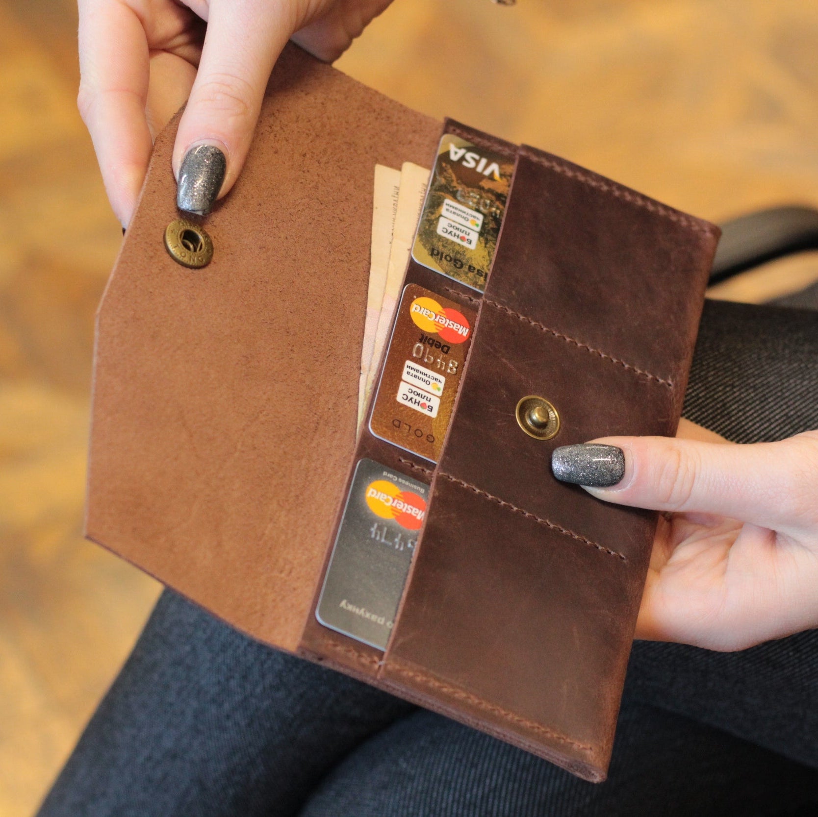 Portfel w przedniej kieszeni marynarki lub damskiej torebki.

