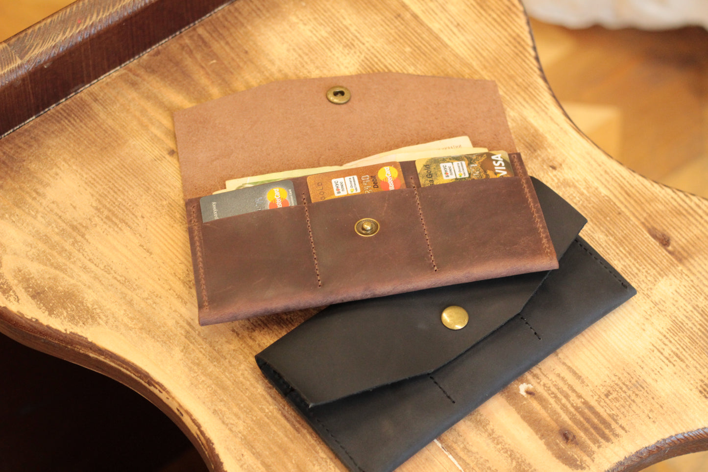 Skórzany Portfel z Zatrzaskiem z Personalizacją – Elegancja i Porządek