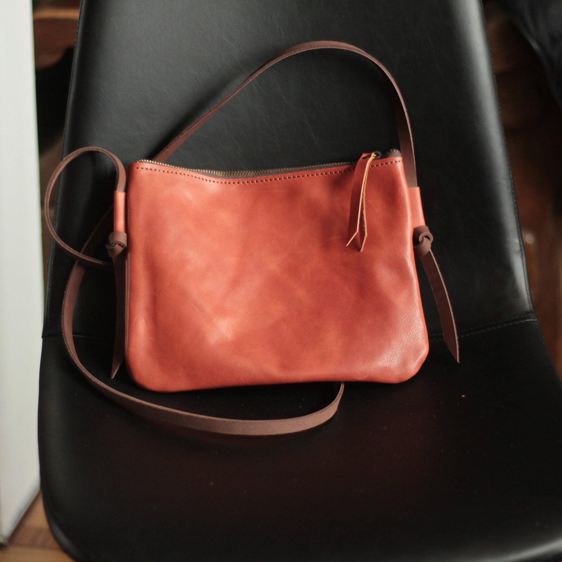 Otwarta torba, ukazująca praktyczne wnętrze z przegródką na zamek.

