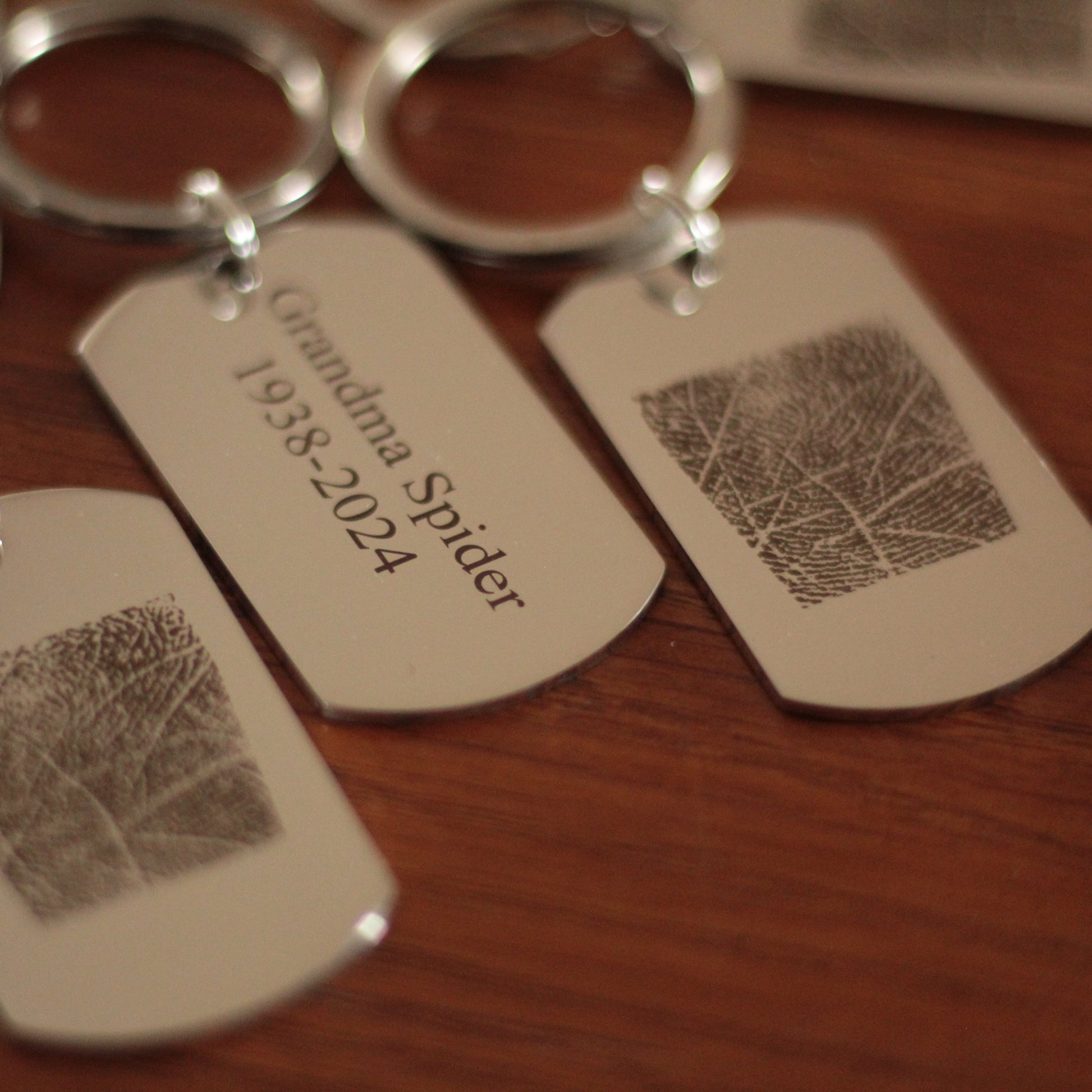 Przykłady grawerowanych napisów na breloku - różne czcionki dla osobistej dedykacji.

