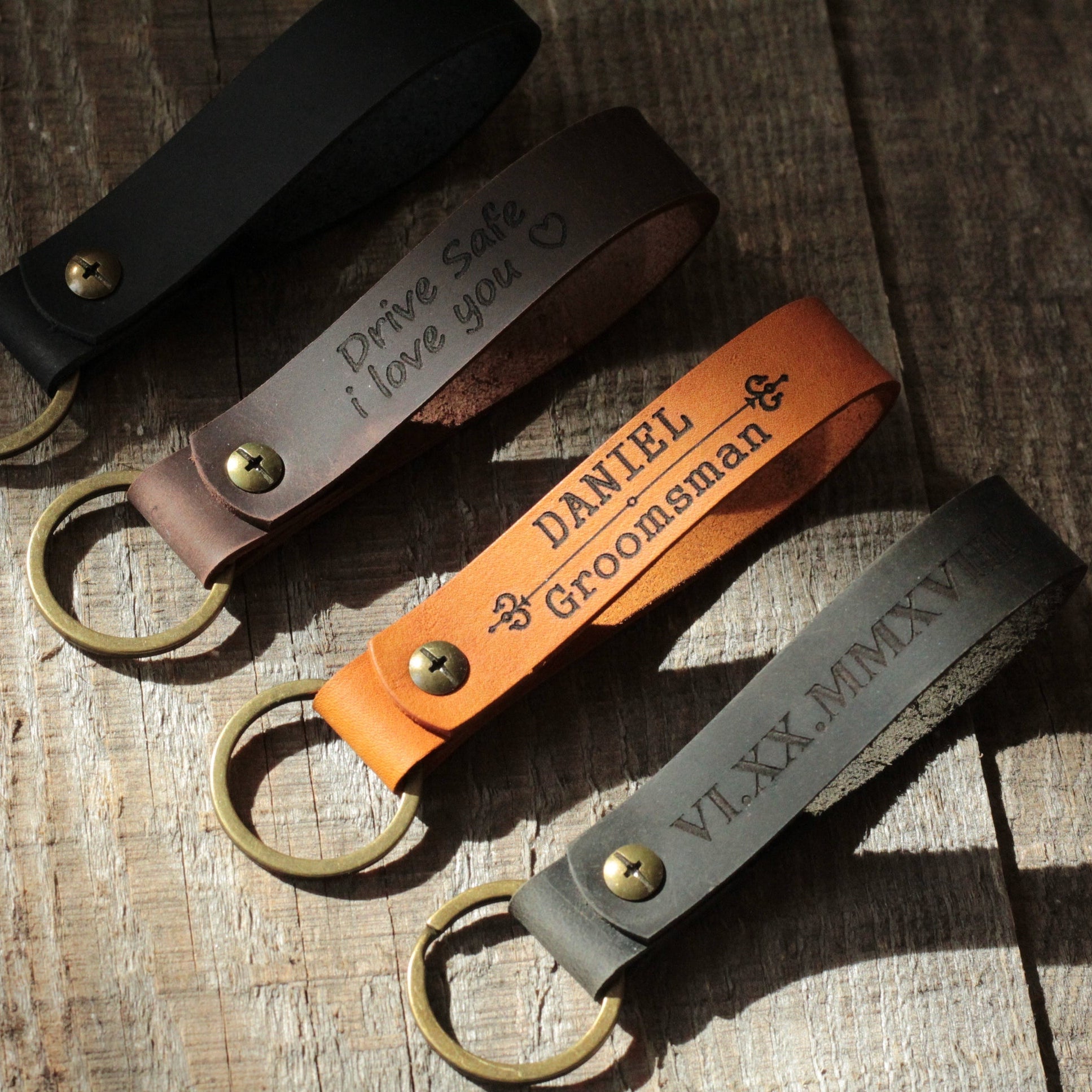 Brelok skórzany przymocowany do kluczy samochodowych i domowych.

