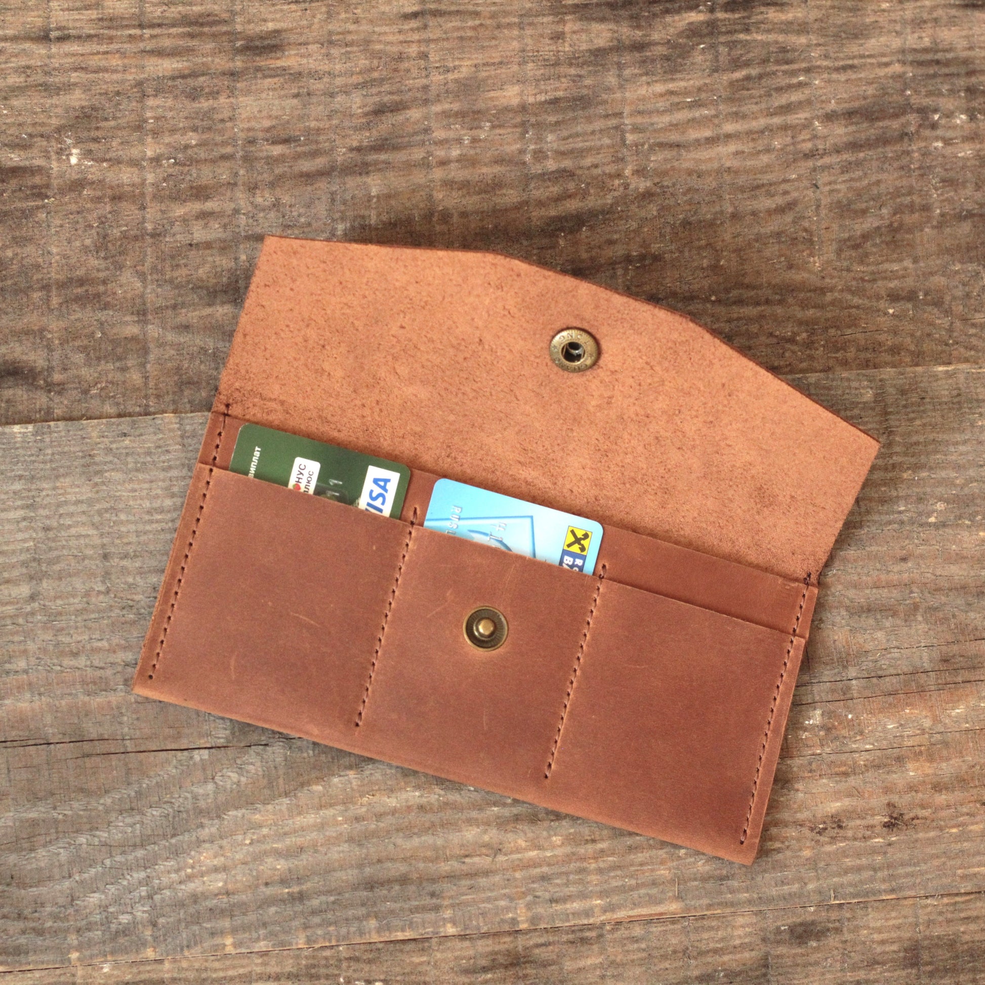 Portfel (19x9 cm) trzymany w dłoni, demonstrujący swój kompaktowy rozmiar.

