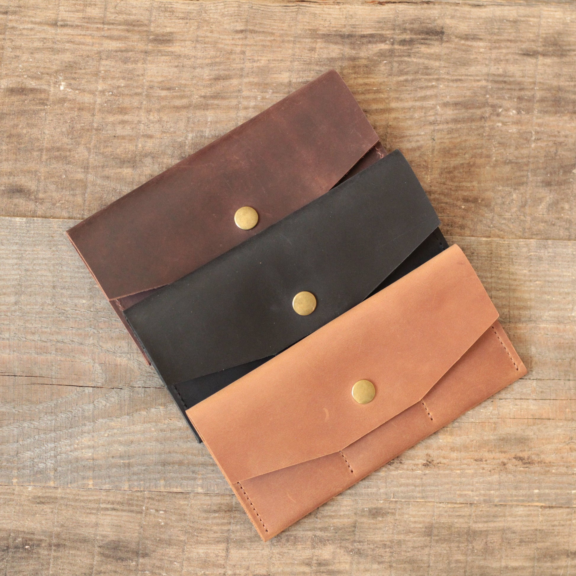 Portfel z kartami w slotach i banknotami w jednej z głównych przegródek.

