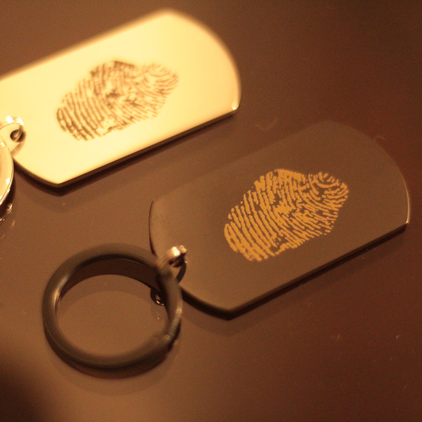 Personalizowany brelok pamiątkowy z grawerowaniem dwustronnym - odcisk palca z jednej strony, dedykacja z drugiej.

