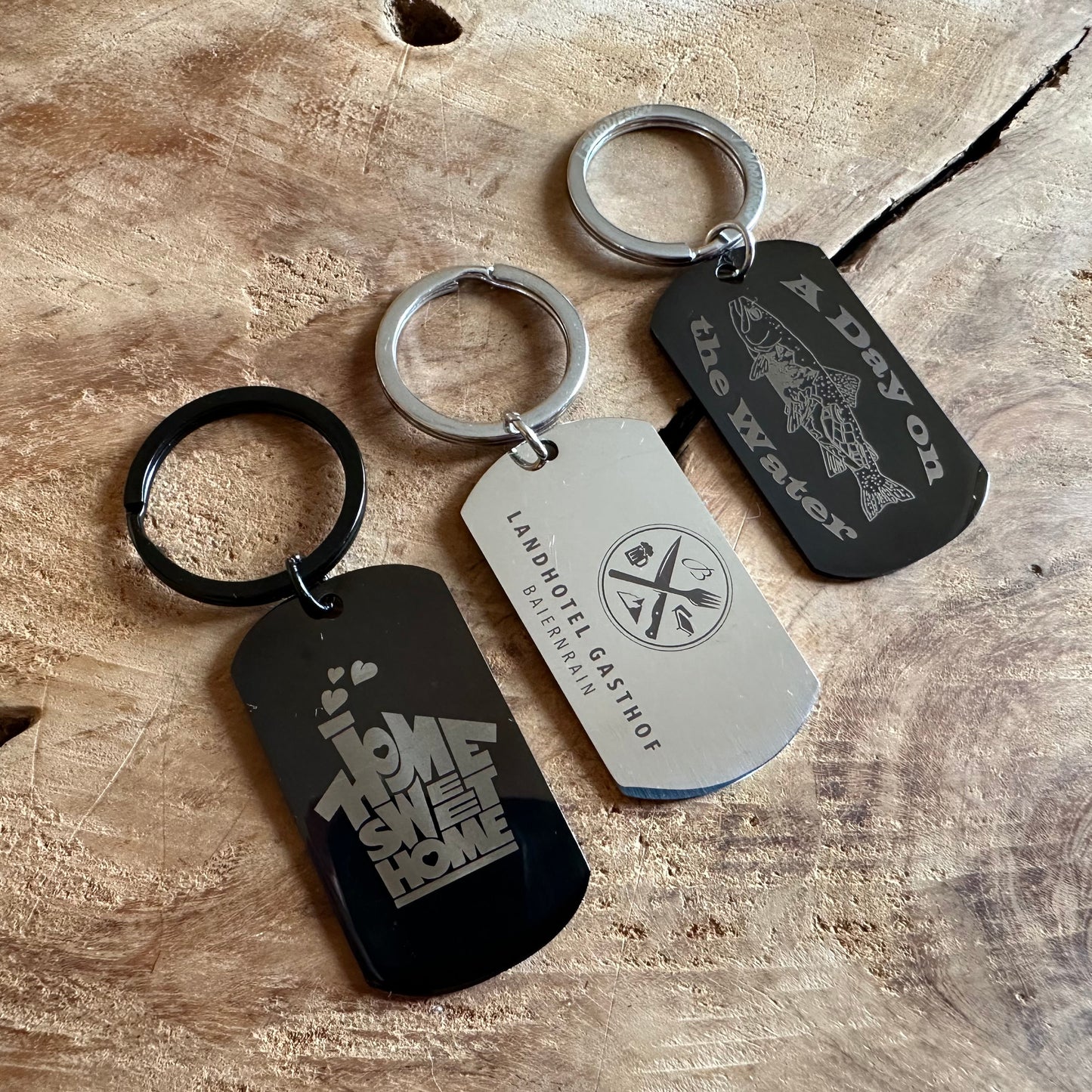 Brelok przyczepiony do pęku kluczy - lekki i funkcjonalny.

