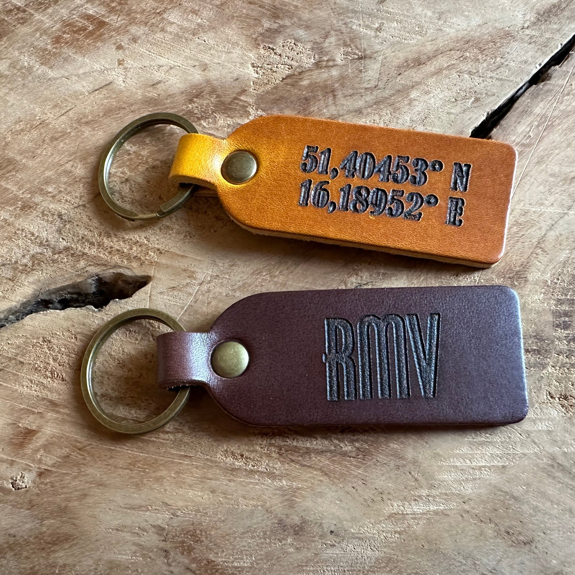 Zbliżenie na inicjały wygrawerowane na naturalnej skórzanej zawieszce