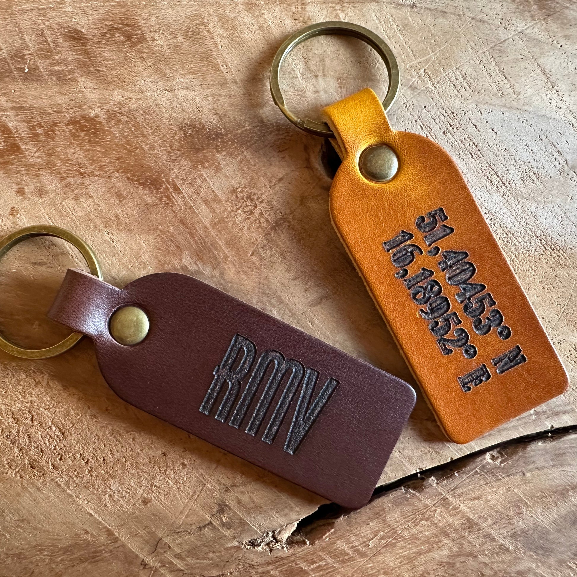 Spersonalizowany skórzany brelok do kluczy z wygrawerowanymi imionami 