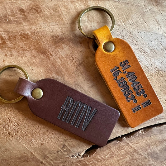 Spersonalizowany skórzany brelok do kluczy z wygrawerowanymi imionami 