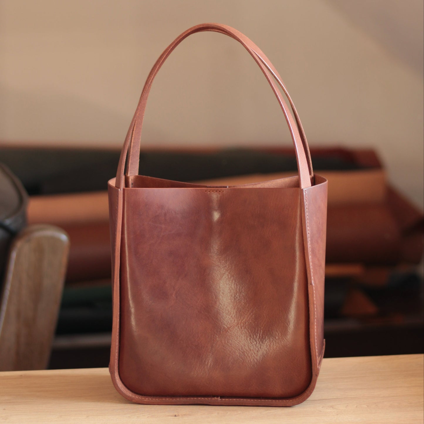 Torba tote ręcznie szyta, wypełniona notatnikiem A5 i owiniętym szalikiem.

