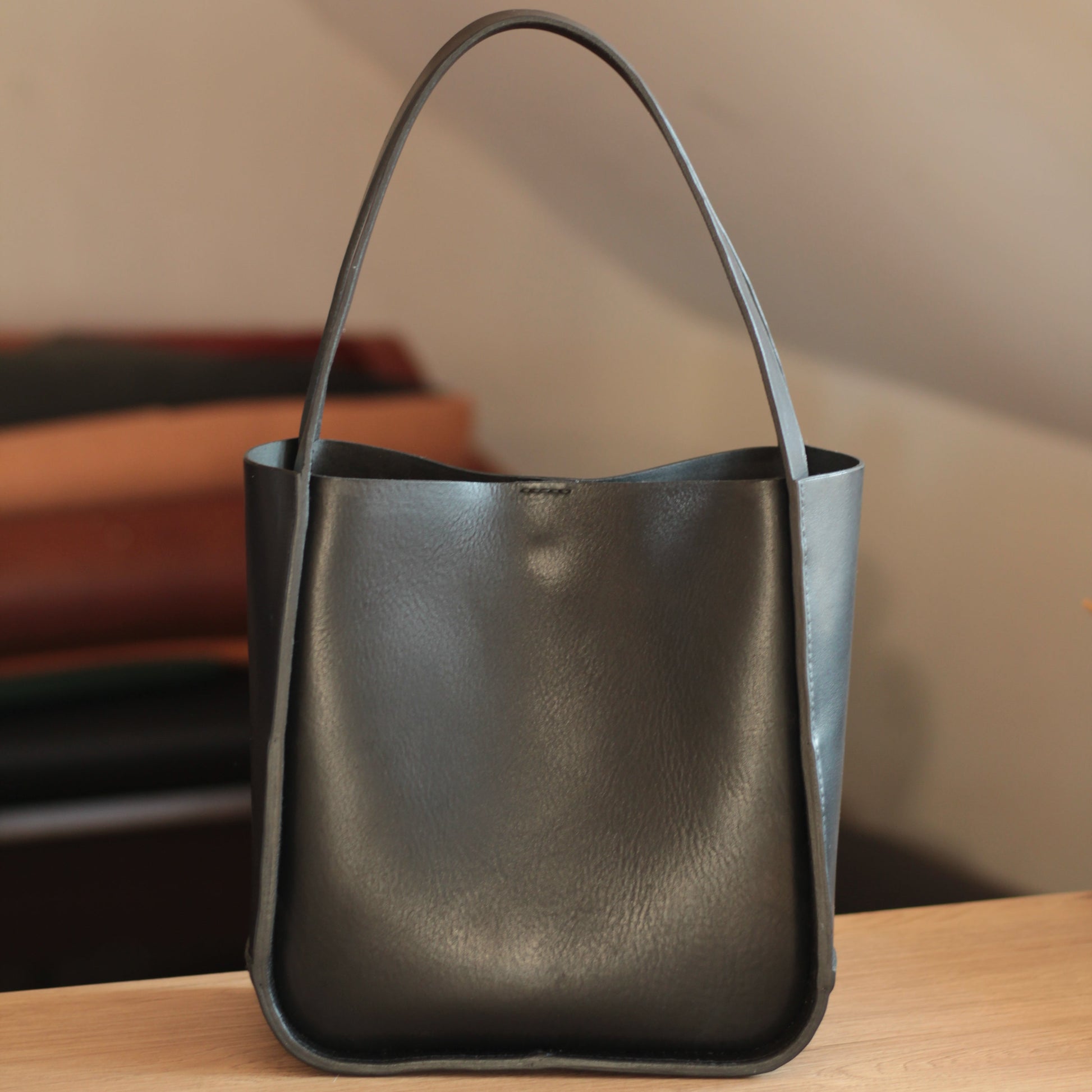 Torba trzymana w dłoni, demonstrująca swoją lekkość i krótkie uchwyty.

