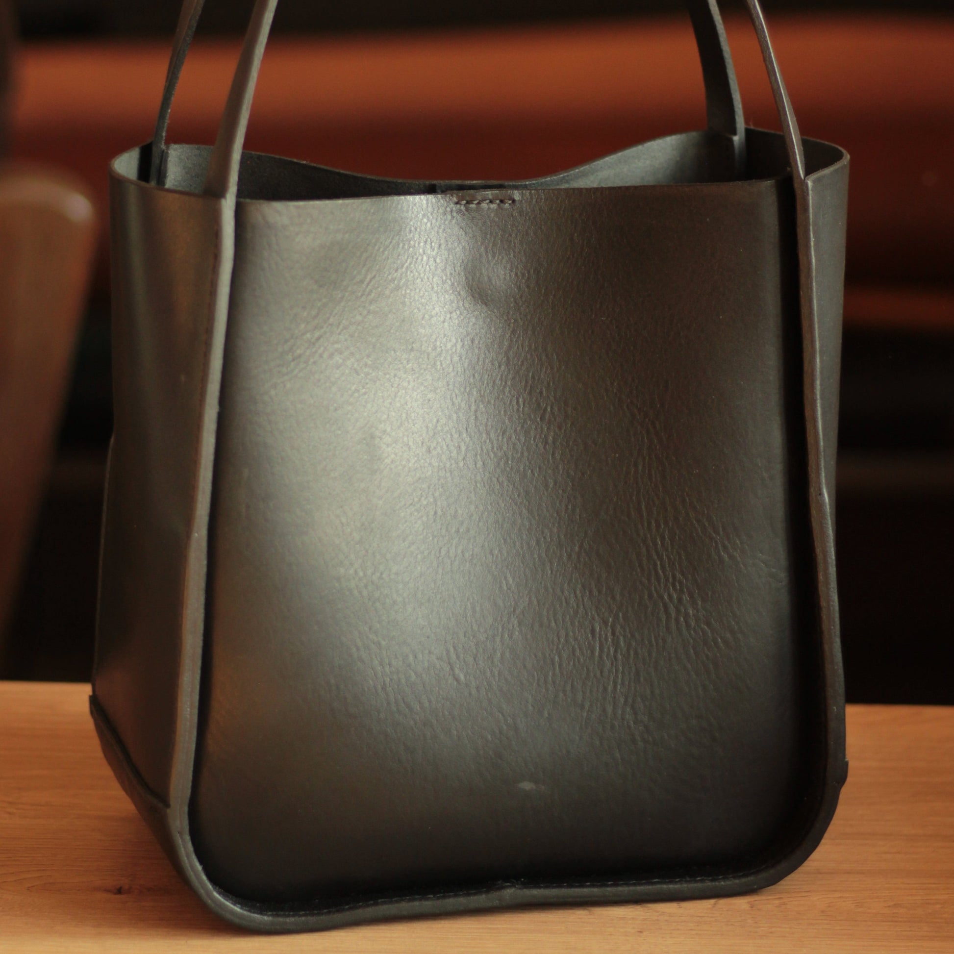 Detal łączenia skórzanych uchwytów z korpusem torby.

