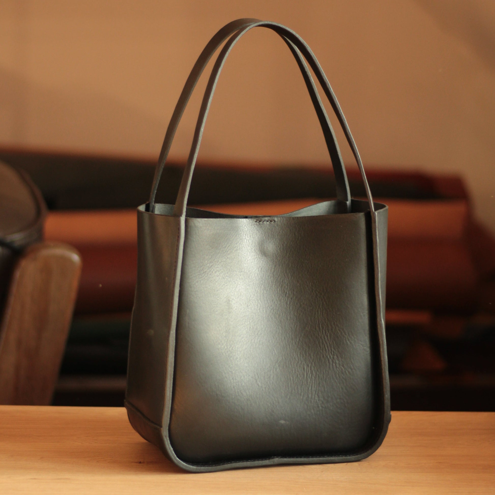 Torba jako element minimalistycznej, naturalnej stylizacji.

