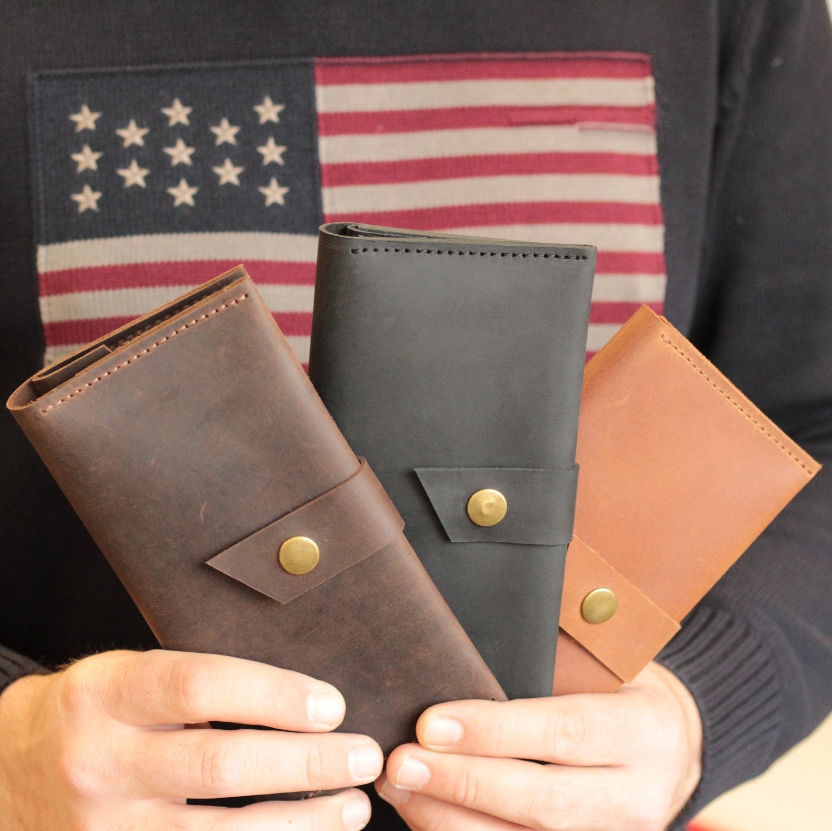 Portfel jako prezent, zawinięty w ozdobny papier lub z kokardką.

