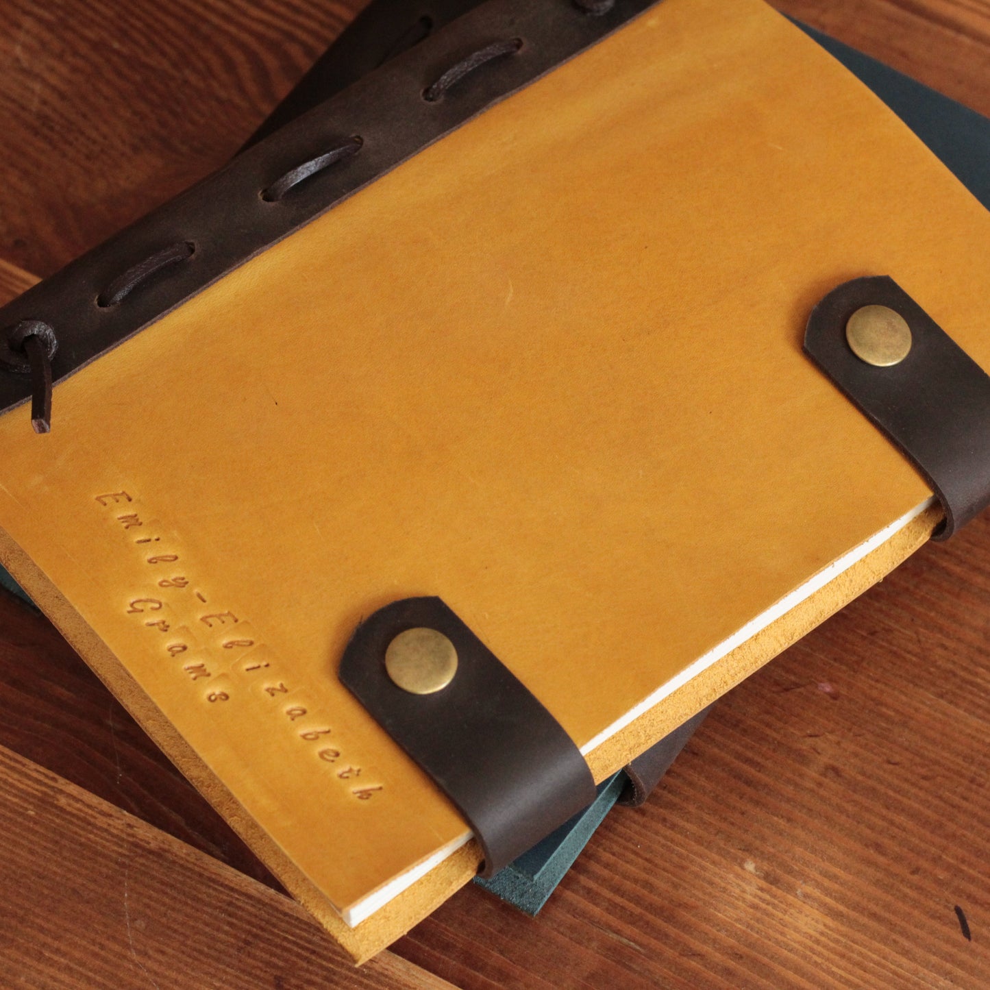 Widok z góry na otwarty dziennik z wklejonymi zdjęciami i pamiątkami - przykład użycia jako albumu.

